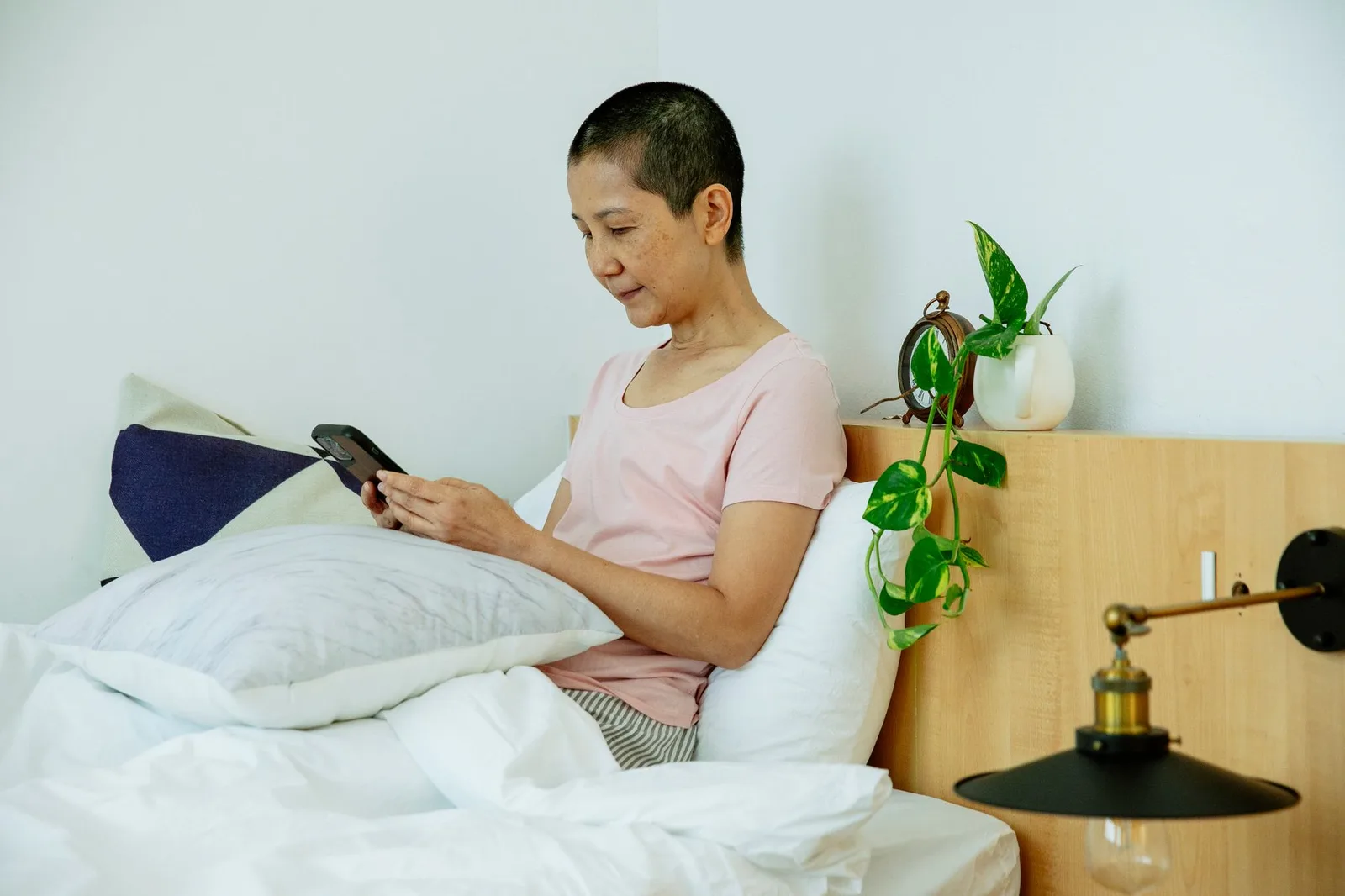 Người phụ nữ châu Á soạn tin nhắn rõ ràng tại nhà
