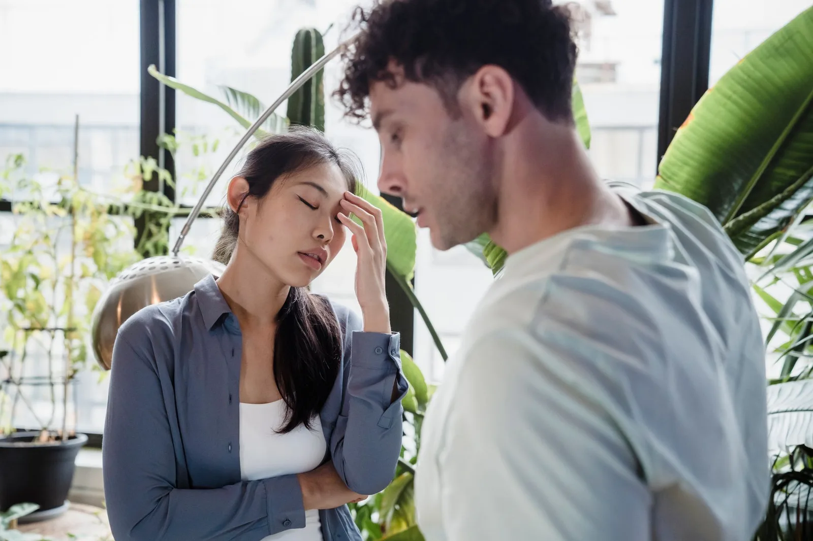 Cặp đôi châu Á trao đổi về cảm xúc trong tình yêu