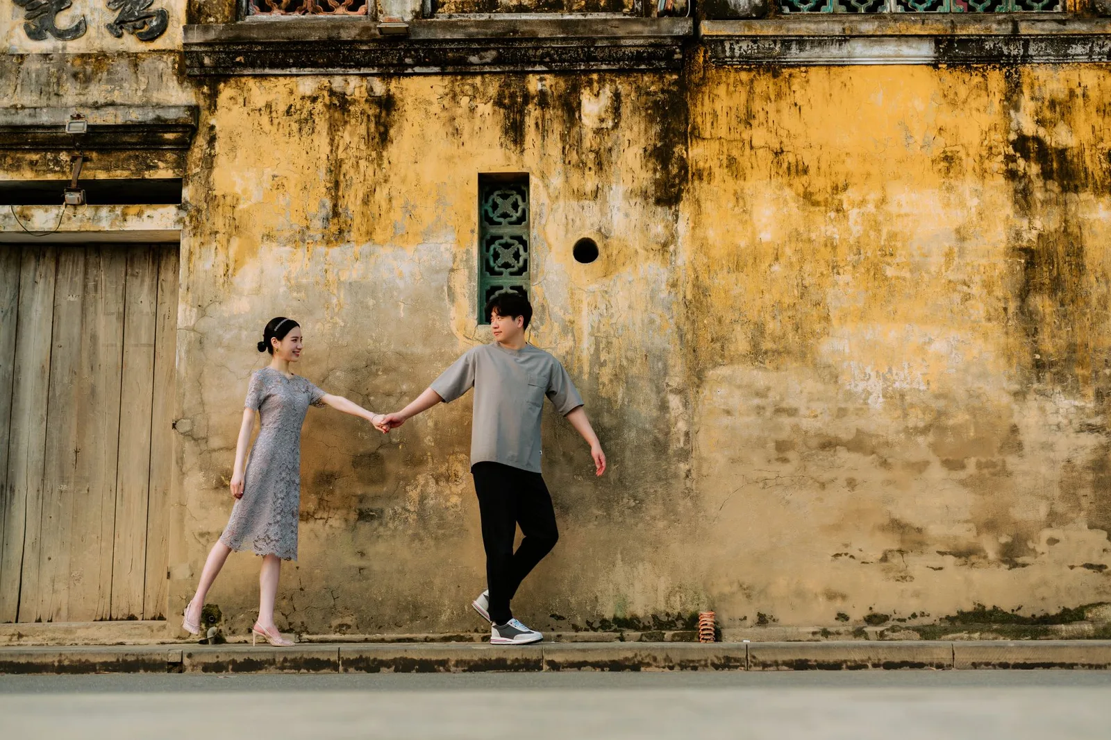 Cặp đôi cùng nhau đi dạo trên con phố bình yên
