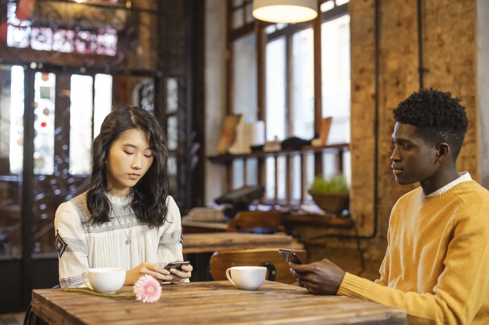 Ánh nhìn lưu luyến trong buổi hẹn đầu tại quán cà phê