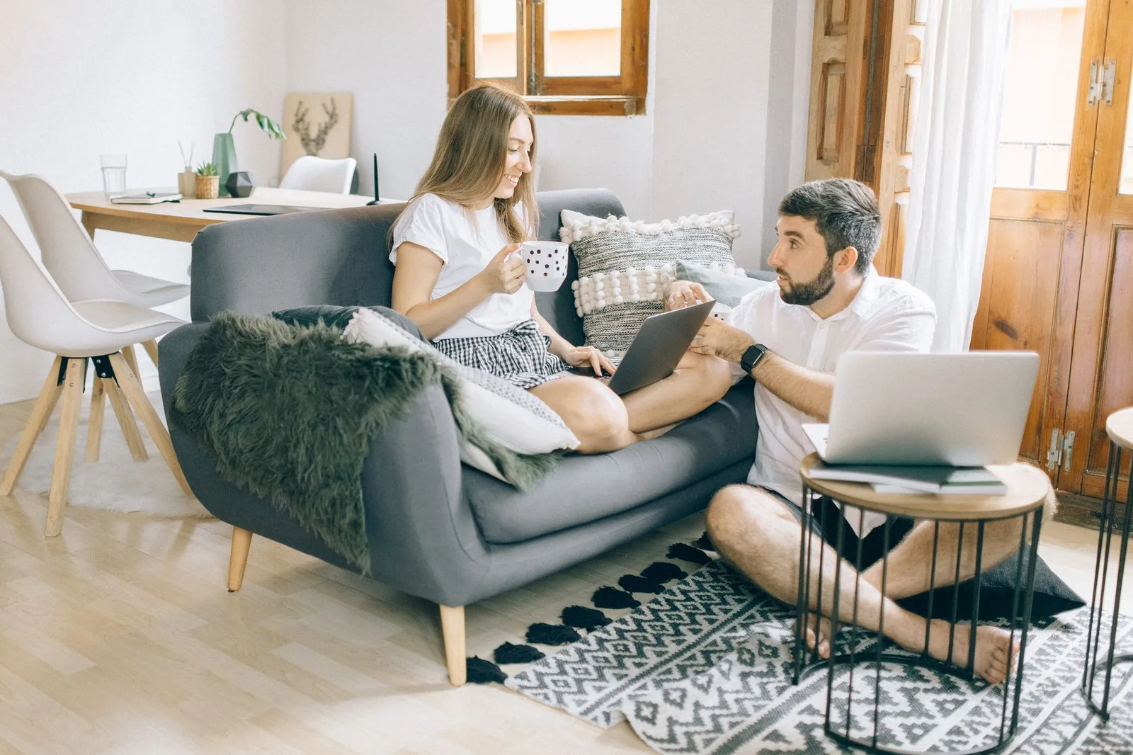 Cặp đôi châu Á trò chuyện tự nhiên trong phòng khách ấm cúng
