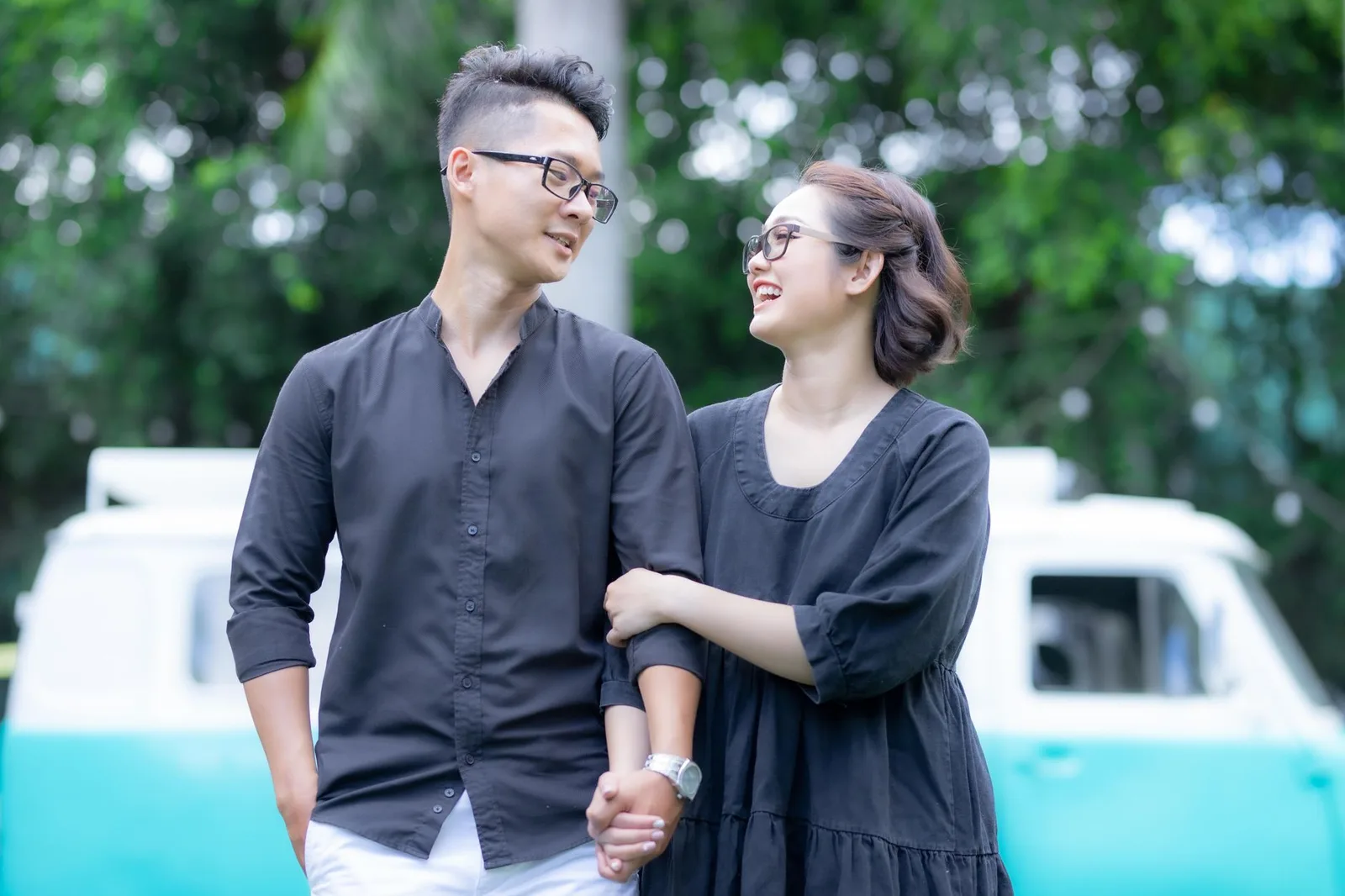 Cặp đôi châu Á vui vẻ cười đùa bên nhau