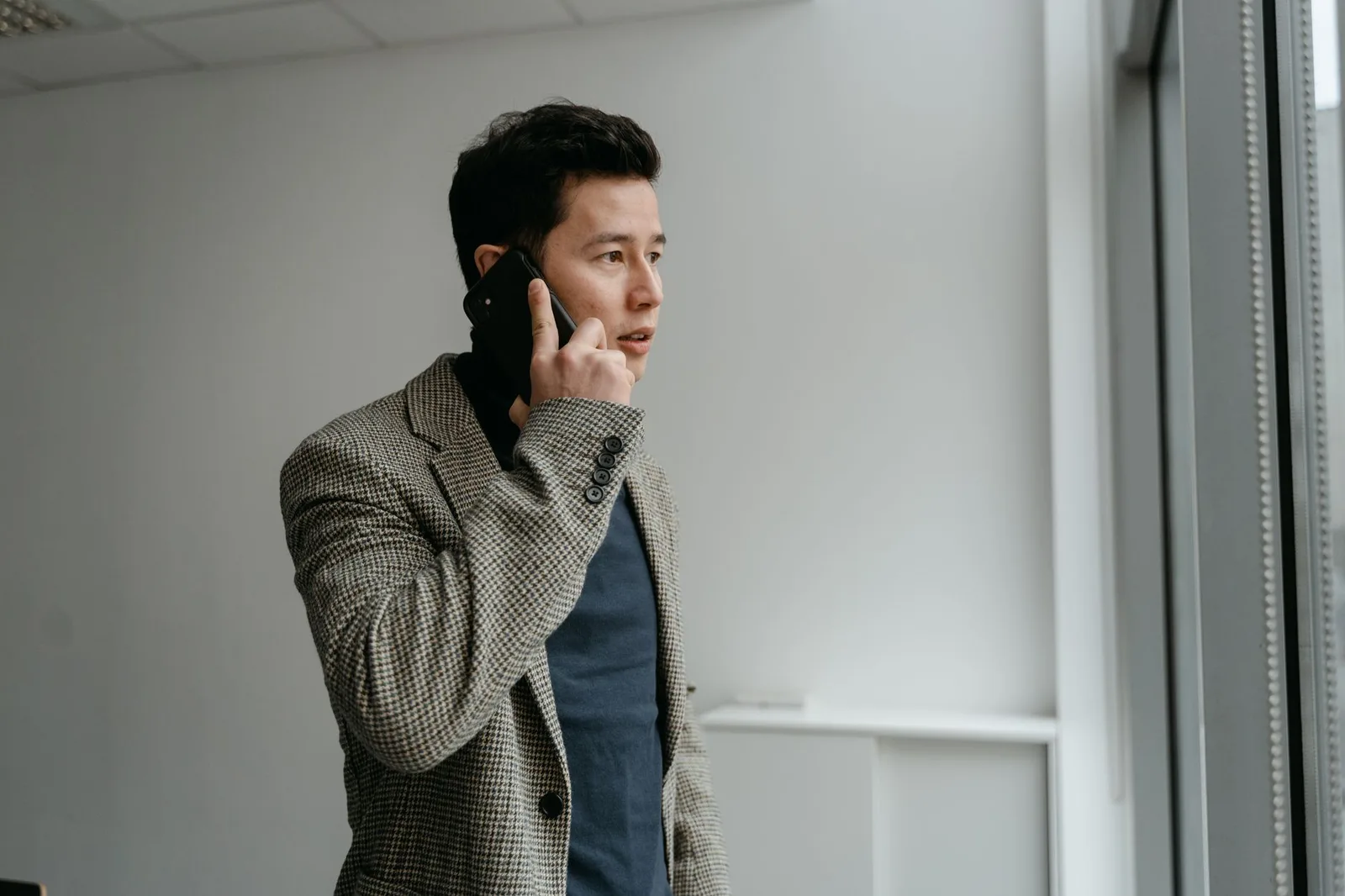 Người đàn ông lo lắng nhìn điện thoại