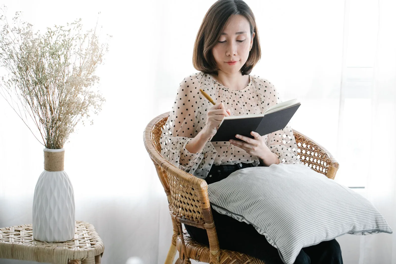 Người phụ nữ viết nhật ký để thấu hiểu cảm xúc của bản thân