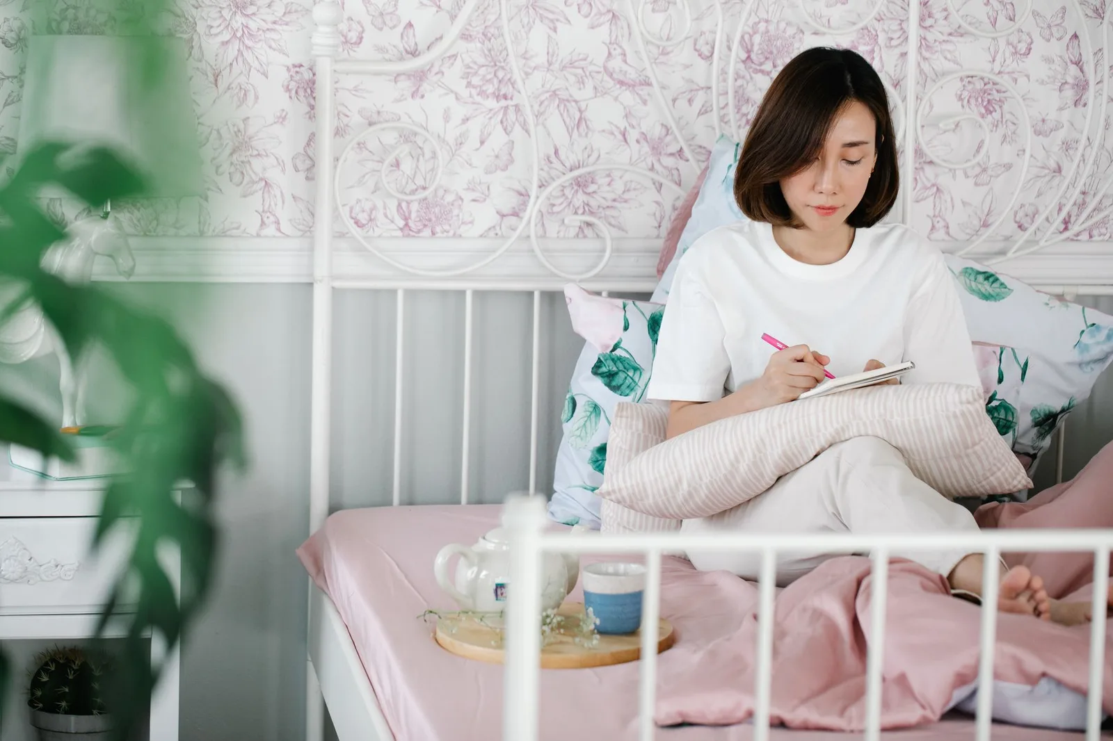 Người phụ nữ viết nhật ký trong không gian ấm cúng