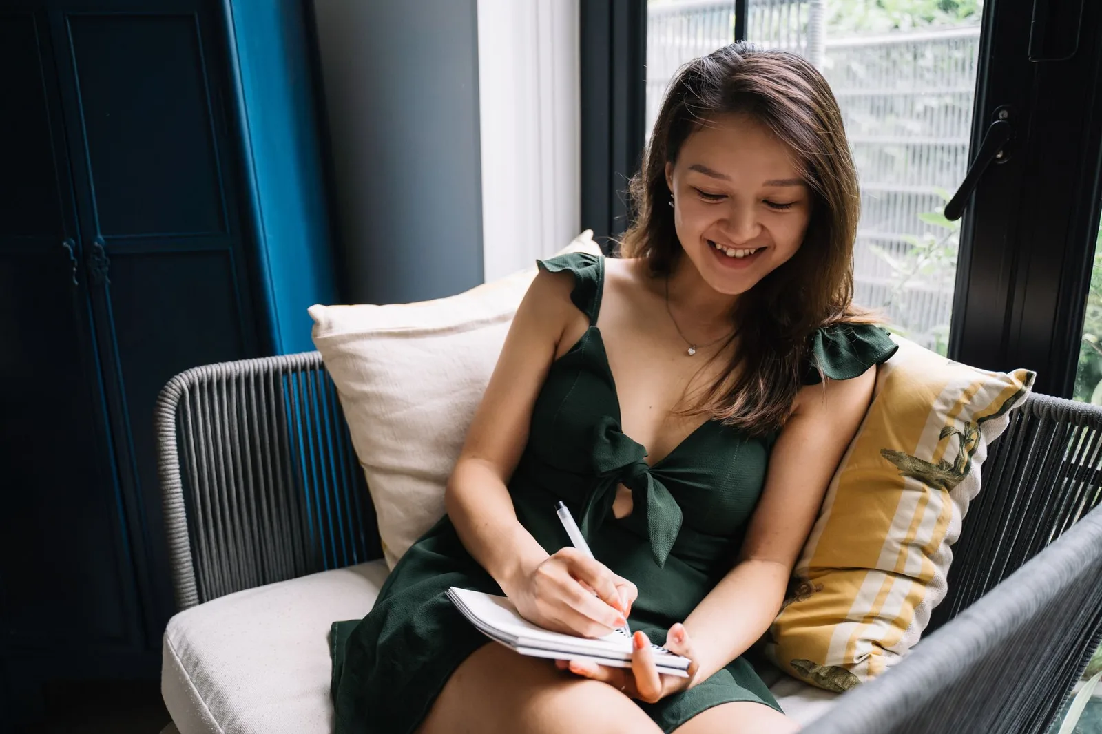 Đôi tay đang viết nhật ký, thực hành thấu hiểu bản thân