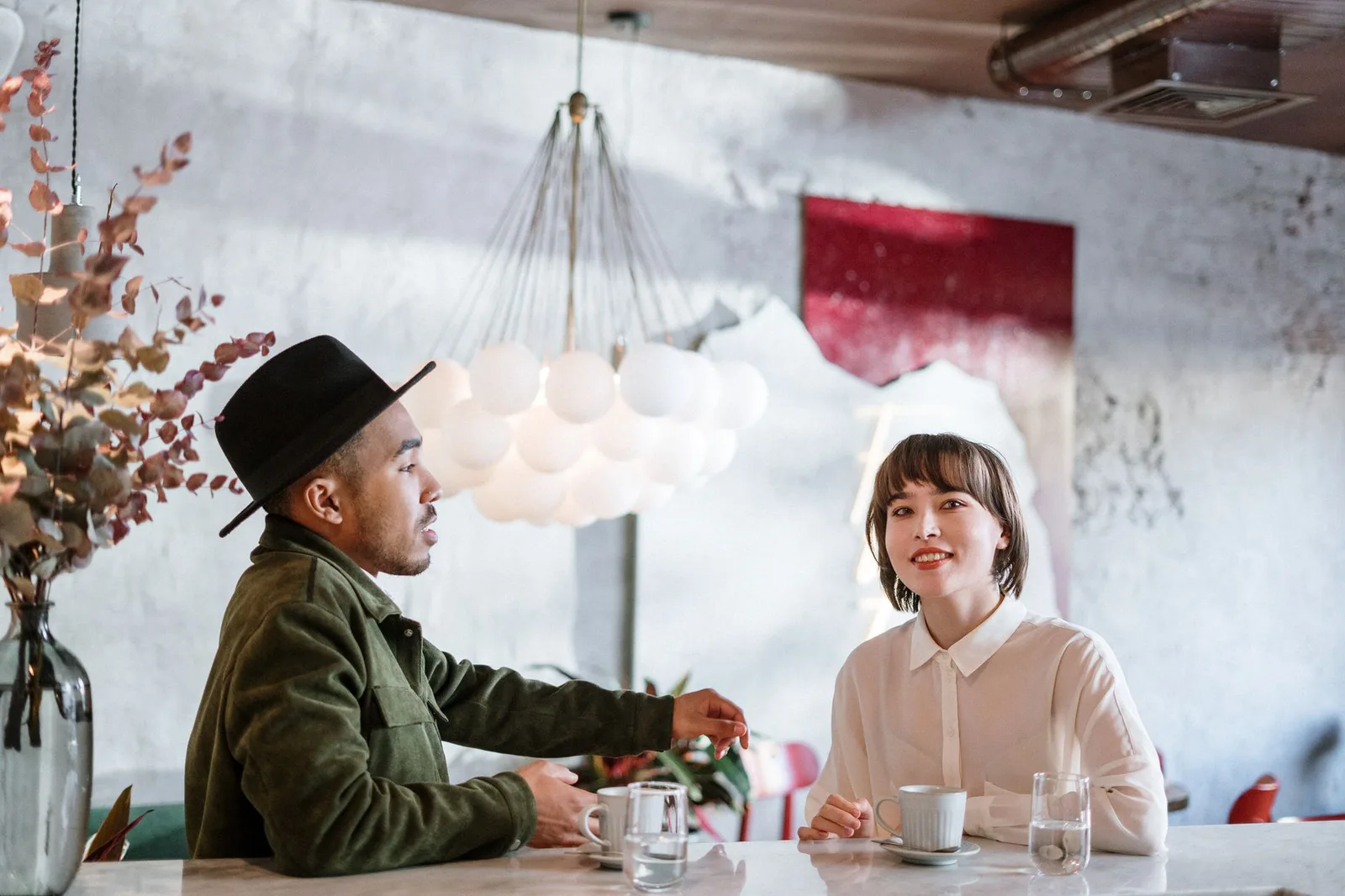 Cặp đôi trò chuyện hàn gắn sau giãn cách