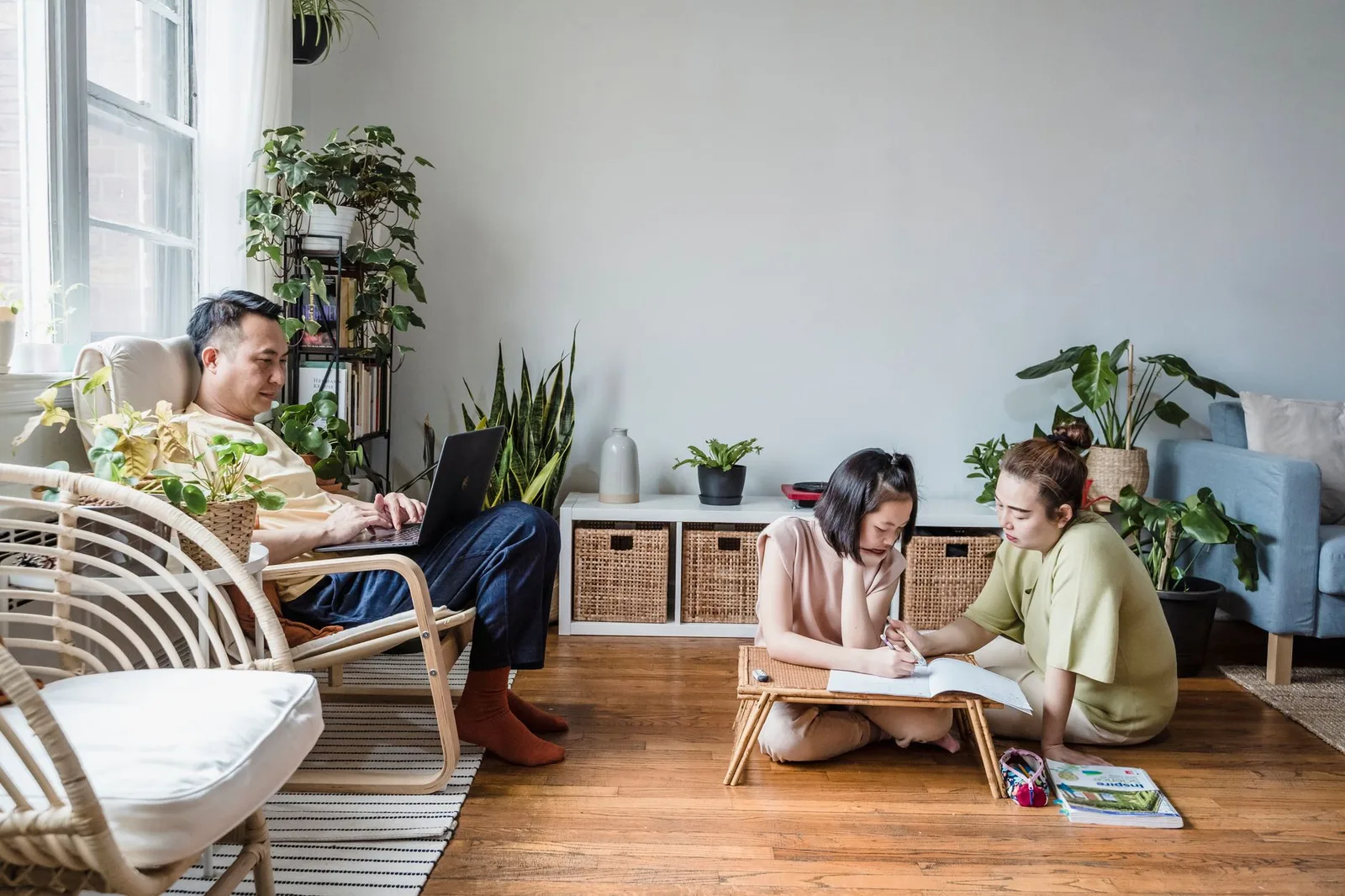 Cặp đôi châu Á trò chuyện trong phòng khách với ngôn ngữ cơ thể xa cách