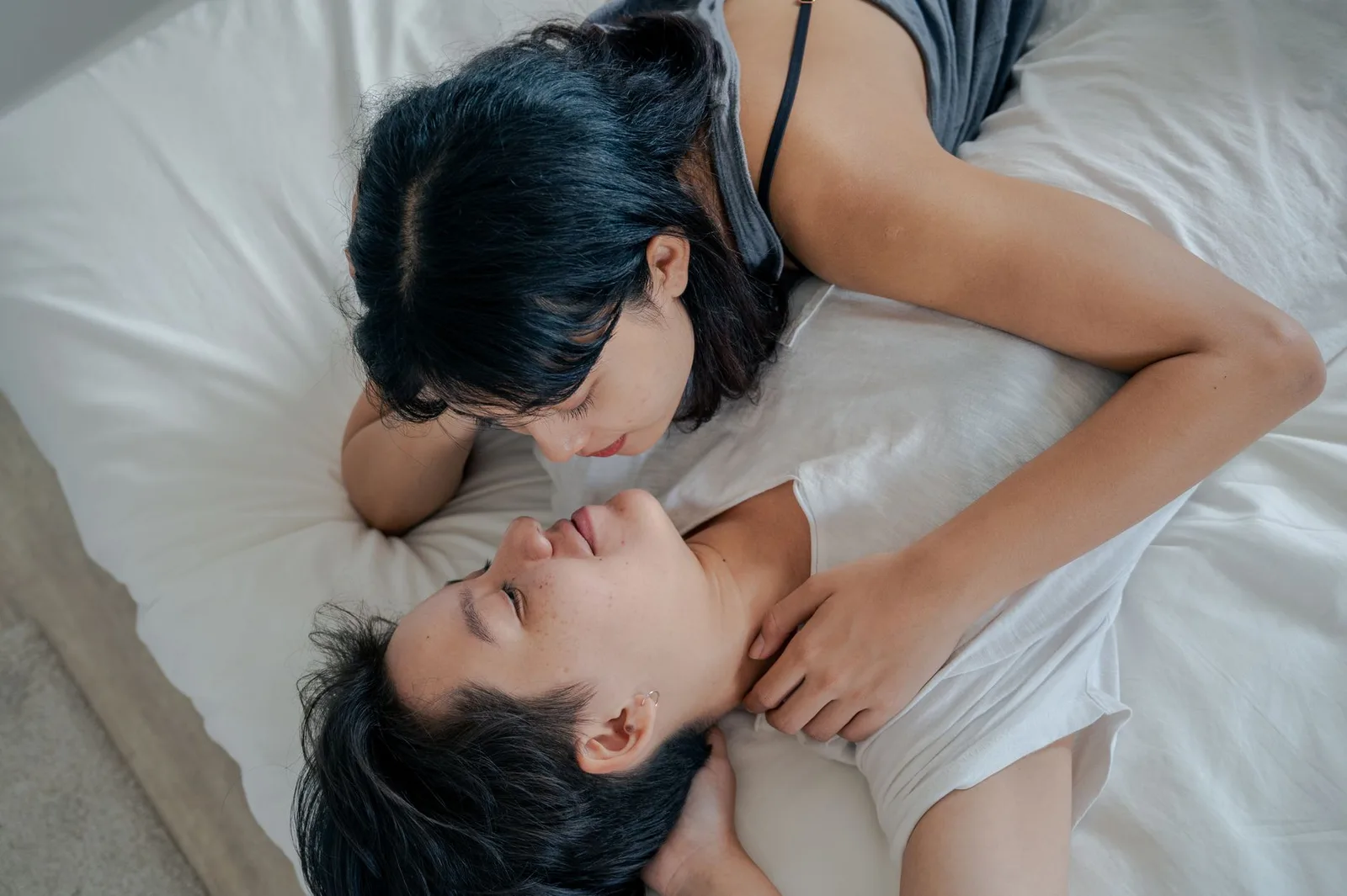 Cặp đôi châu Á quay lưng trong phòng ngủ, cảm giác vừa yêu vừa xa