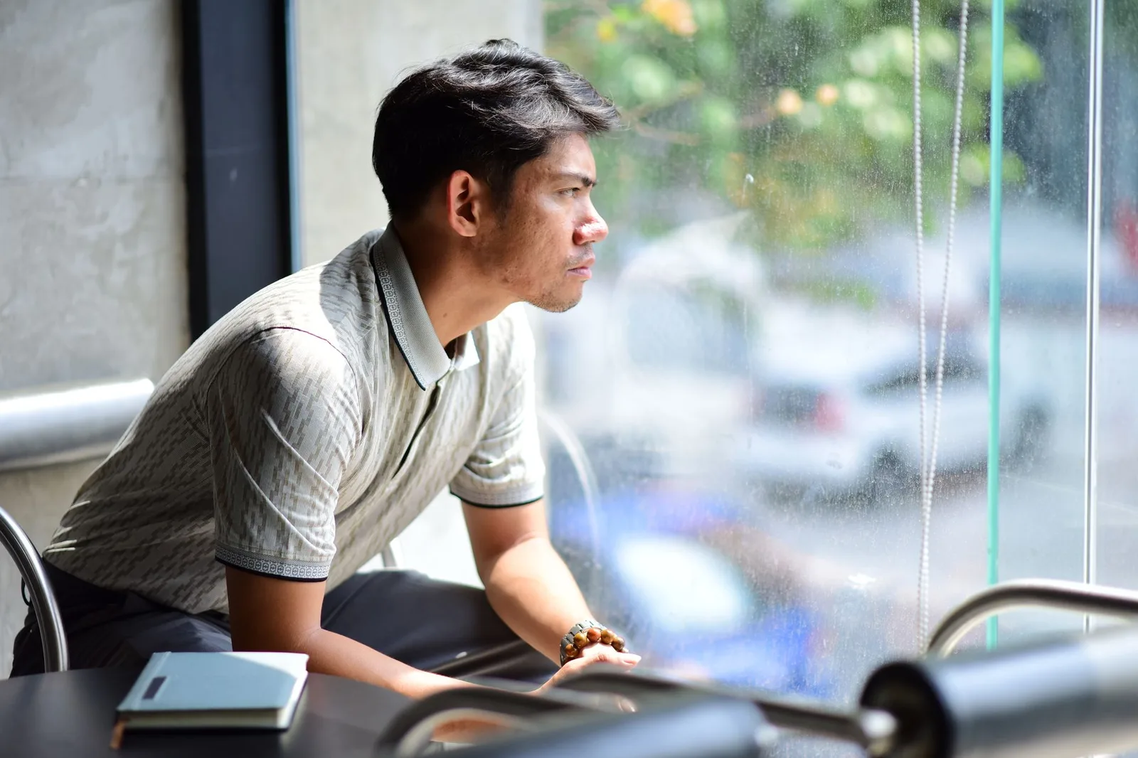 Người đàn ông châu Á tìm không gian riêng tư yên tĩnh