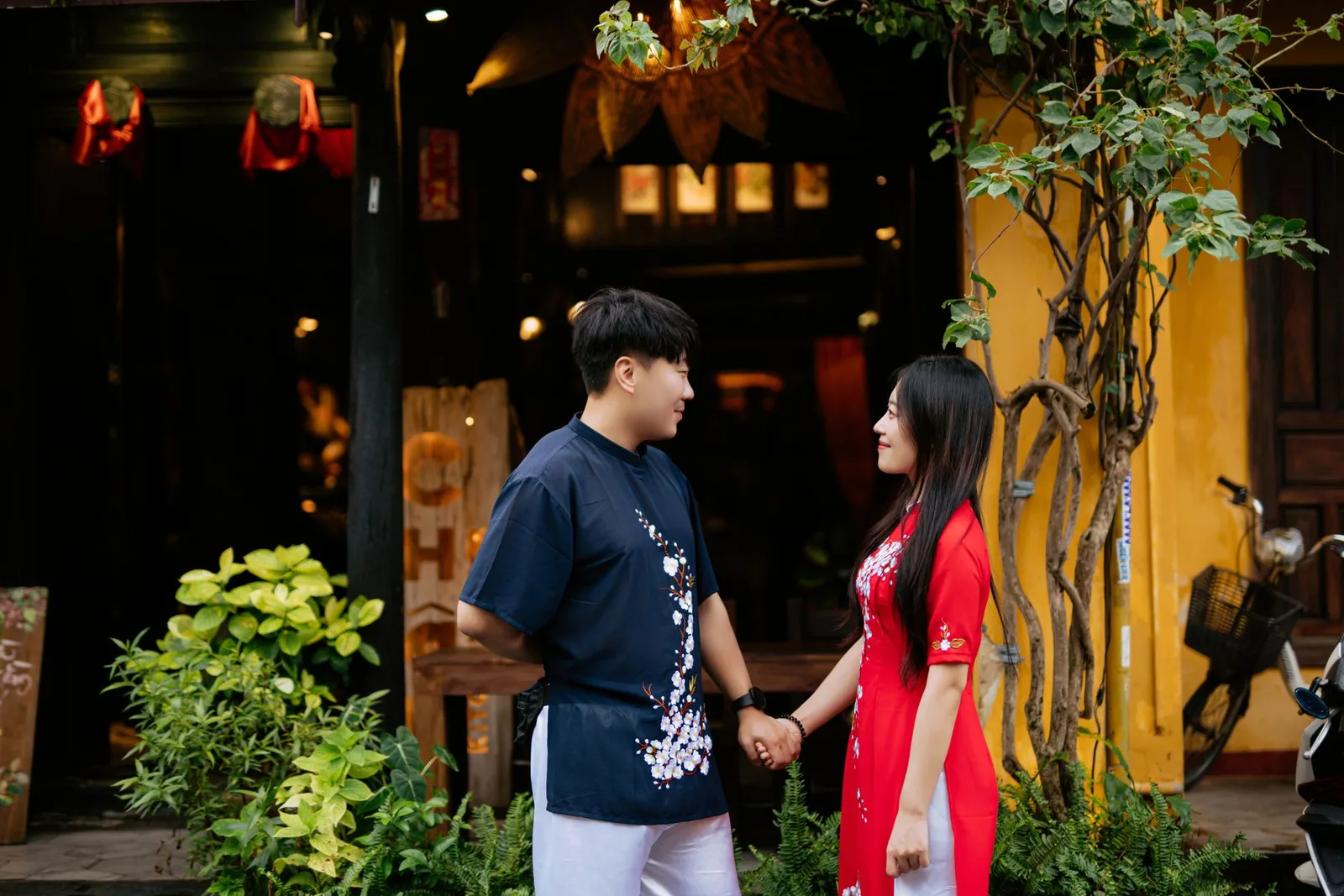 Cặp đôi Việt nắm tay nhau đi dạo lúc hoàng hôn