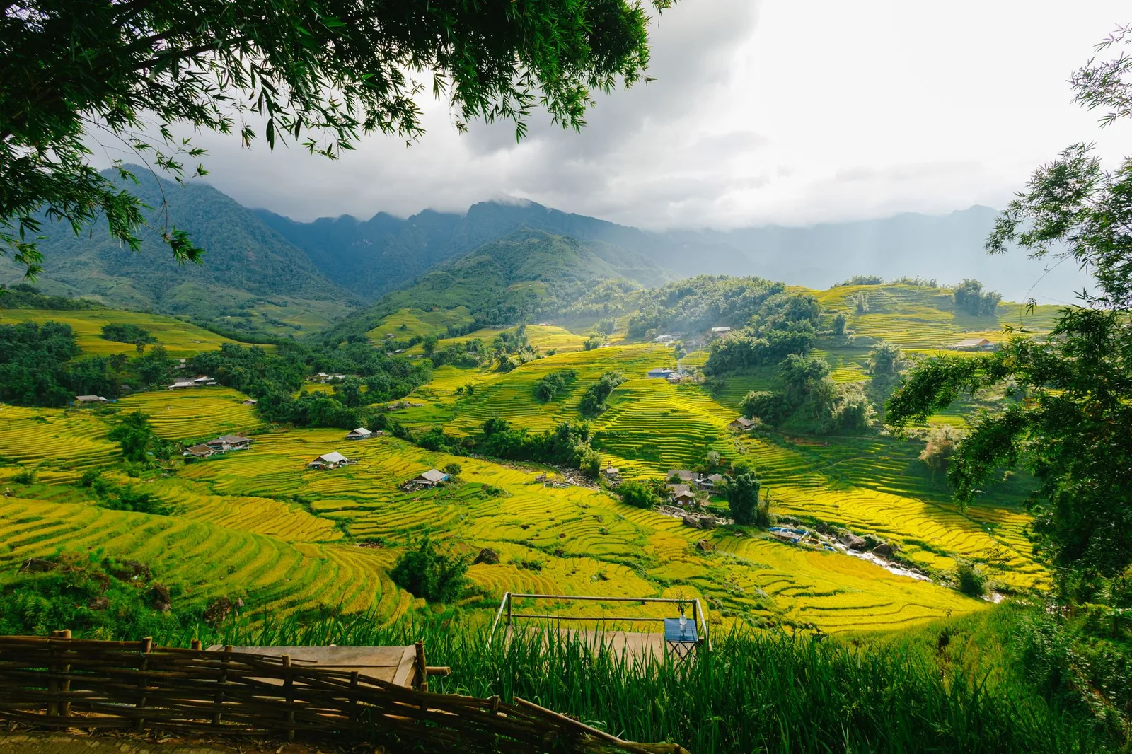 Homestay giữa núi nhìn ra những thửa ruộng bậc thang