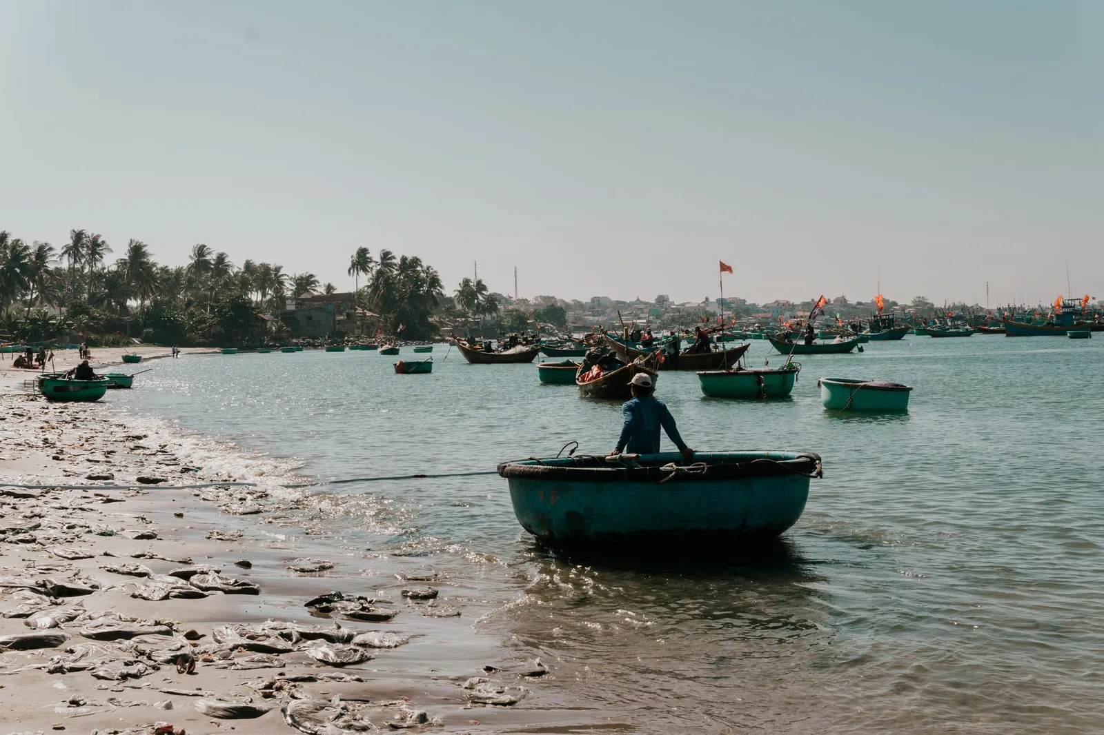 Bãi biển Nam Trung Bộ dưới trời nắng trong