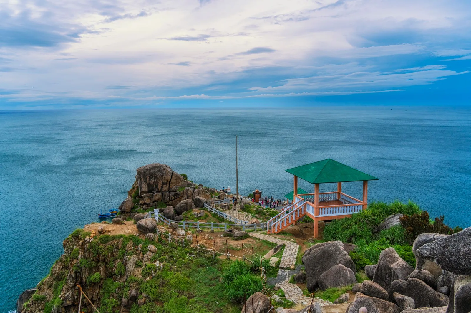 Du khách châu Á ngắm núi và biển từ điểm cao