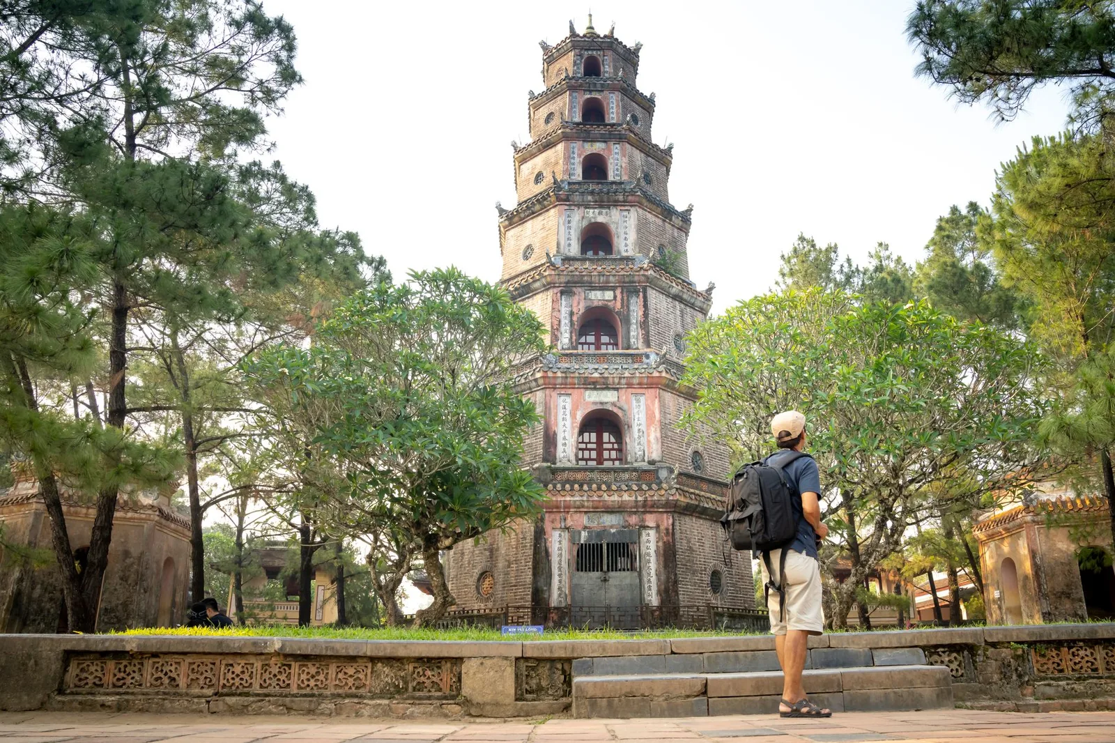Du khách Việt chuẩn bị ba lô cho chuyến đi