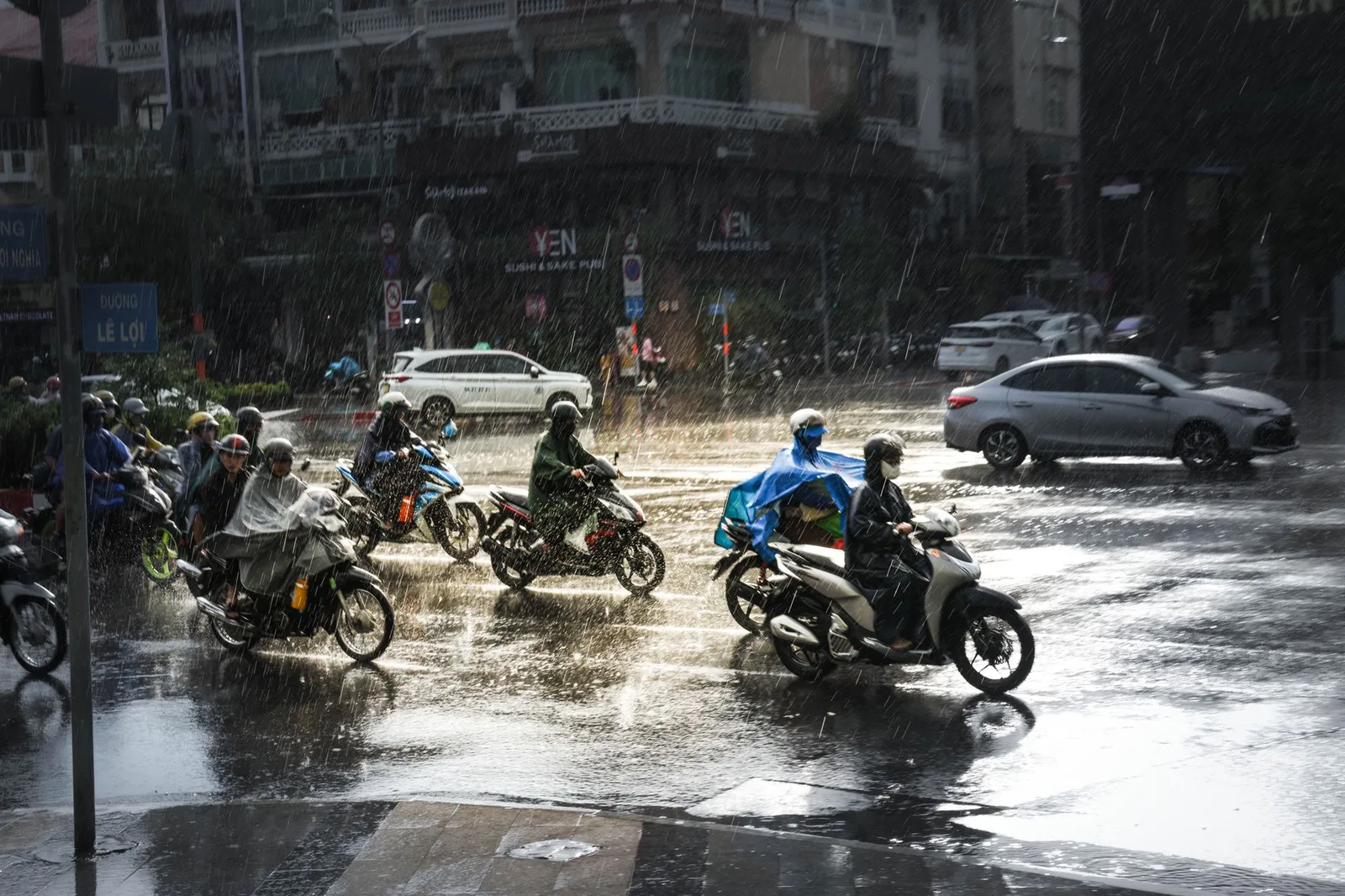 Đồ đi mưa và hành lý chuẩn bị cho chuyến phượt xe máy