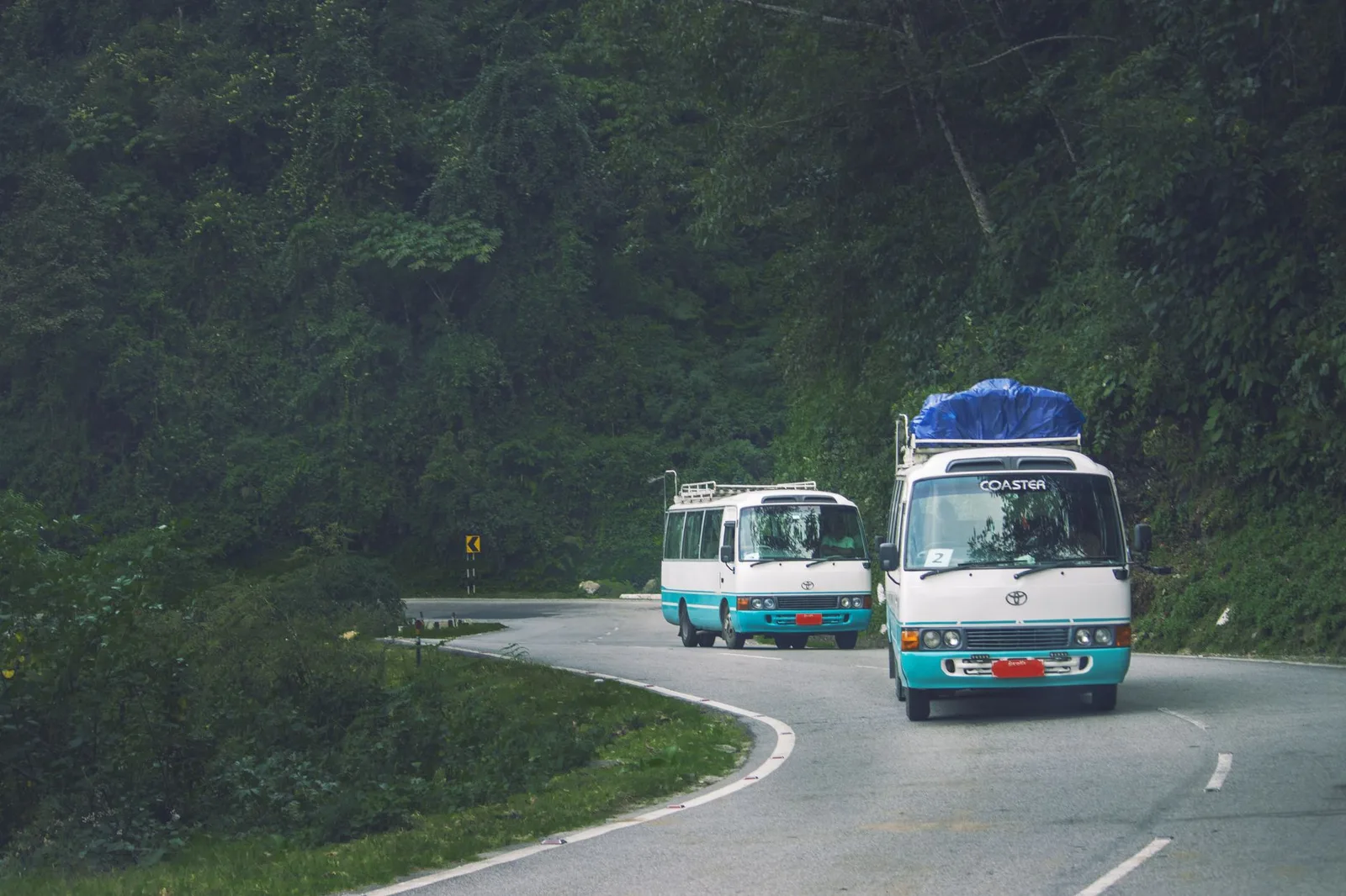 Xe khách chạy trên cung đường miền núi Việt Nam