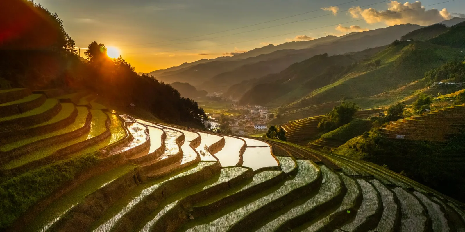Ruộng bậc thang miền núi đón ánh bình minh trong hành trình hai ngày