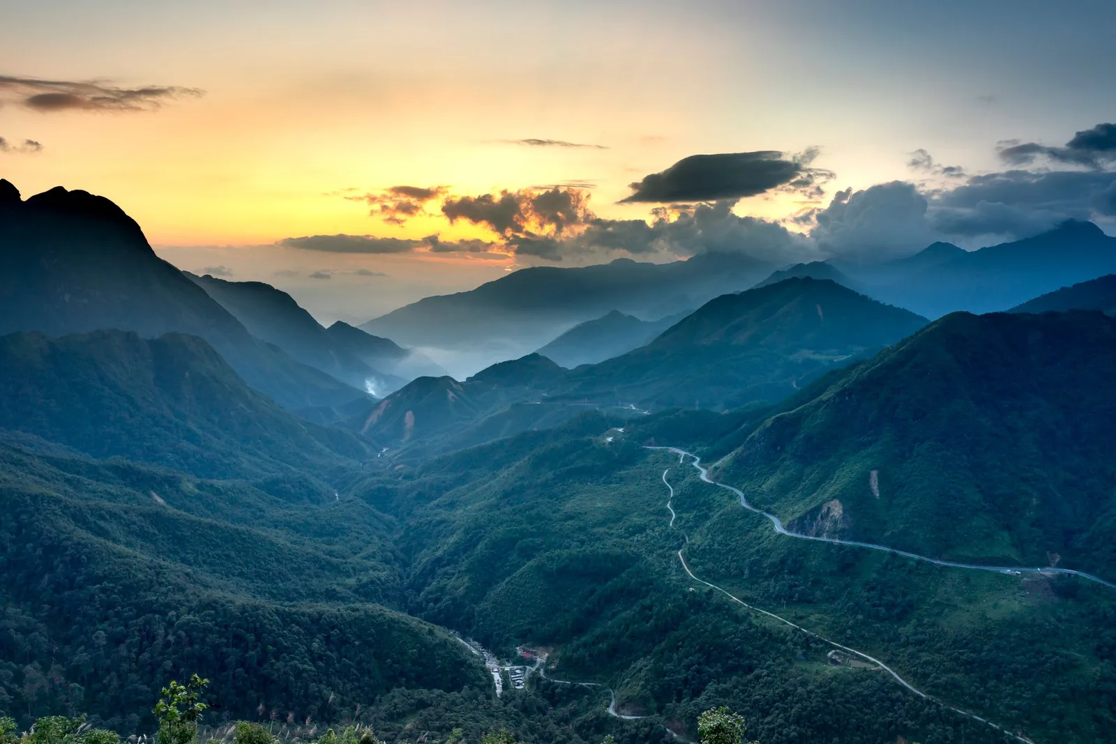 Đường đèo quanh co men theo sườn núi Tây Bắc