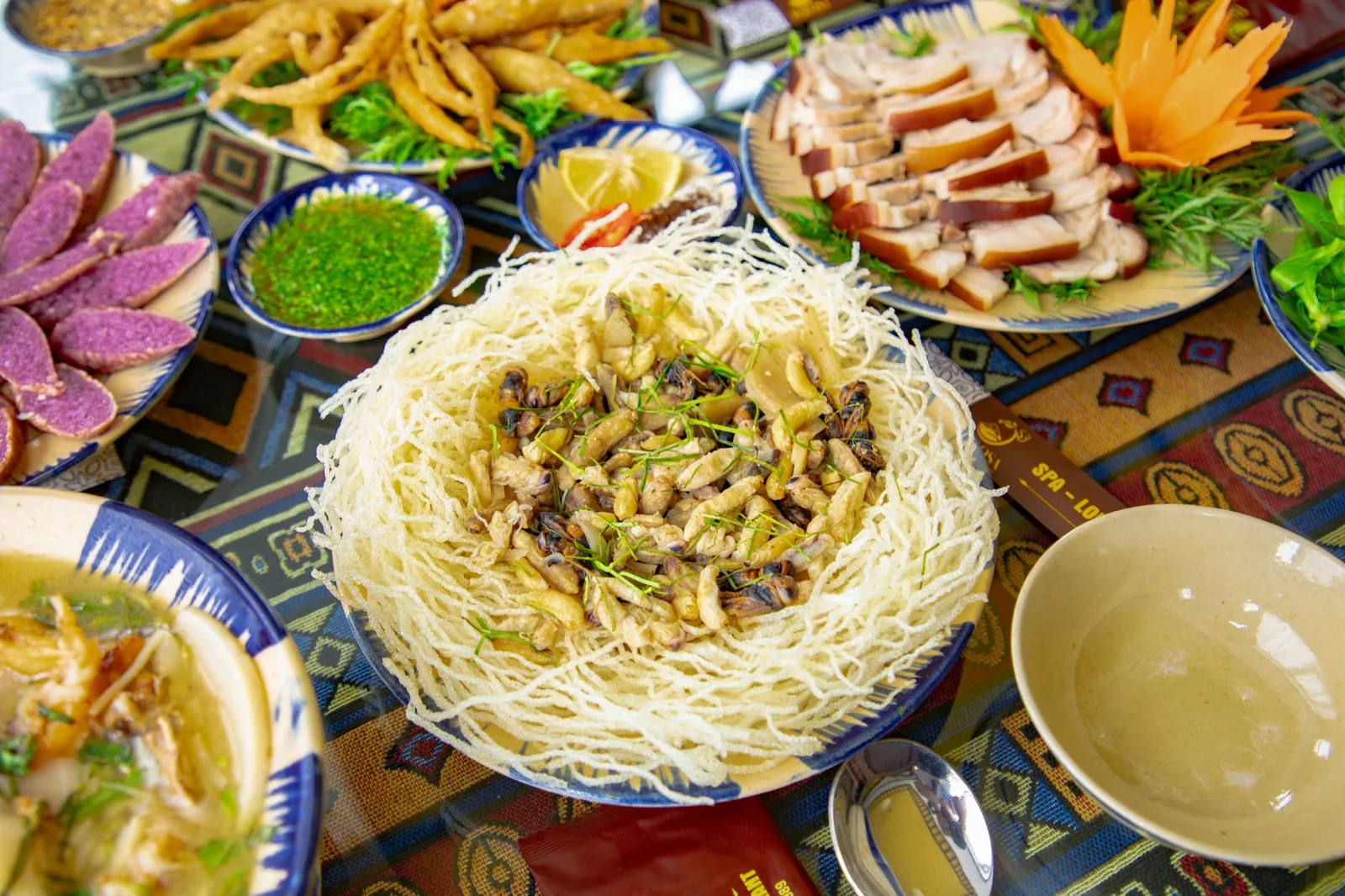 Nhiều món đặc sản địa phương được chia thành phần nhỏ để thưởng thức