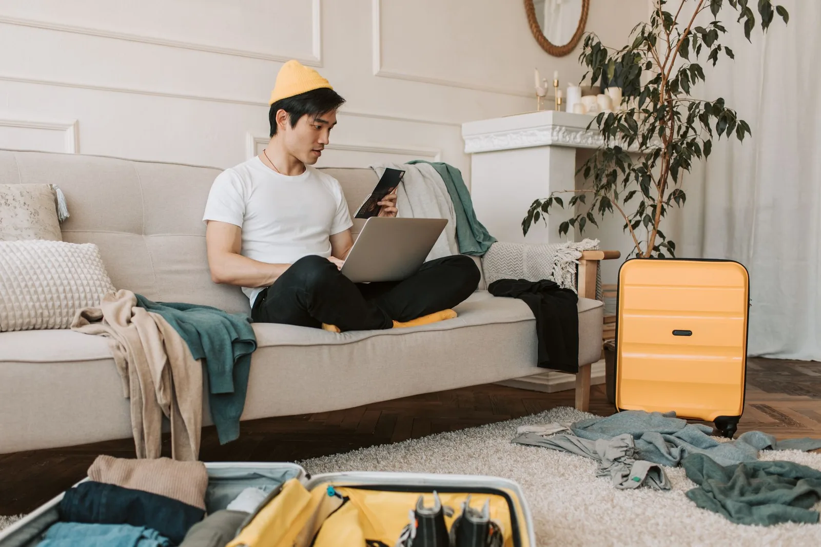 Cặp đôi châu Á chuẩn bị hành lý cho chuyến đi mùa mưa