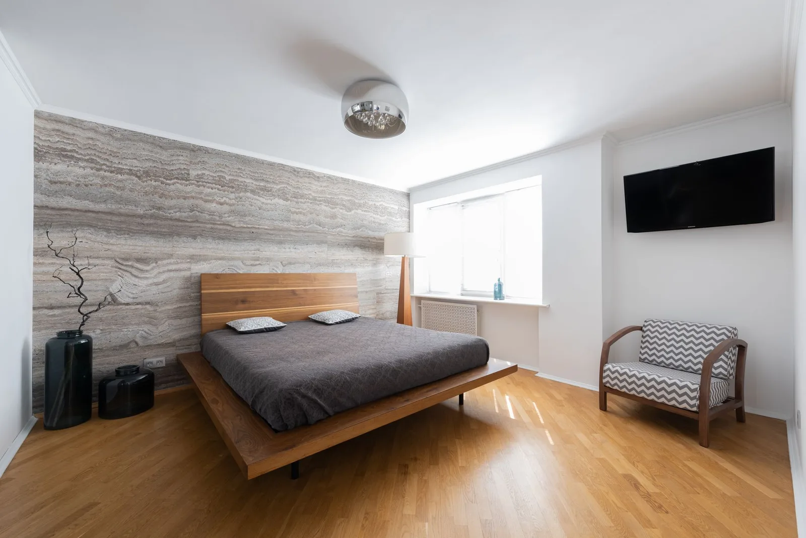 Phòng ngủ homestay sạch sẽ với tường khô thoáng