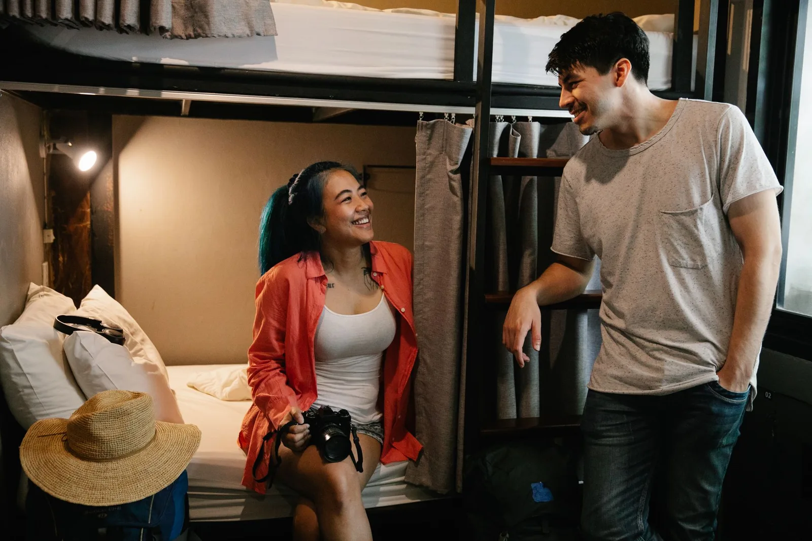 Du khách Việt kiểm tra phòng ngủ khi nhận homestay