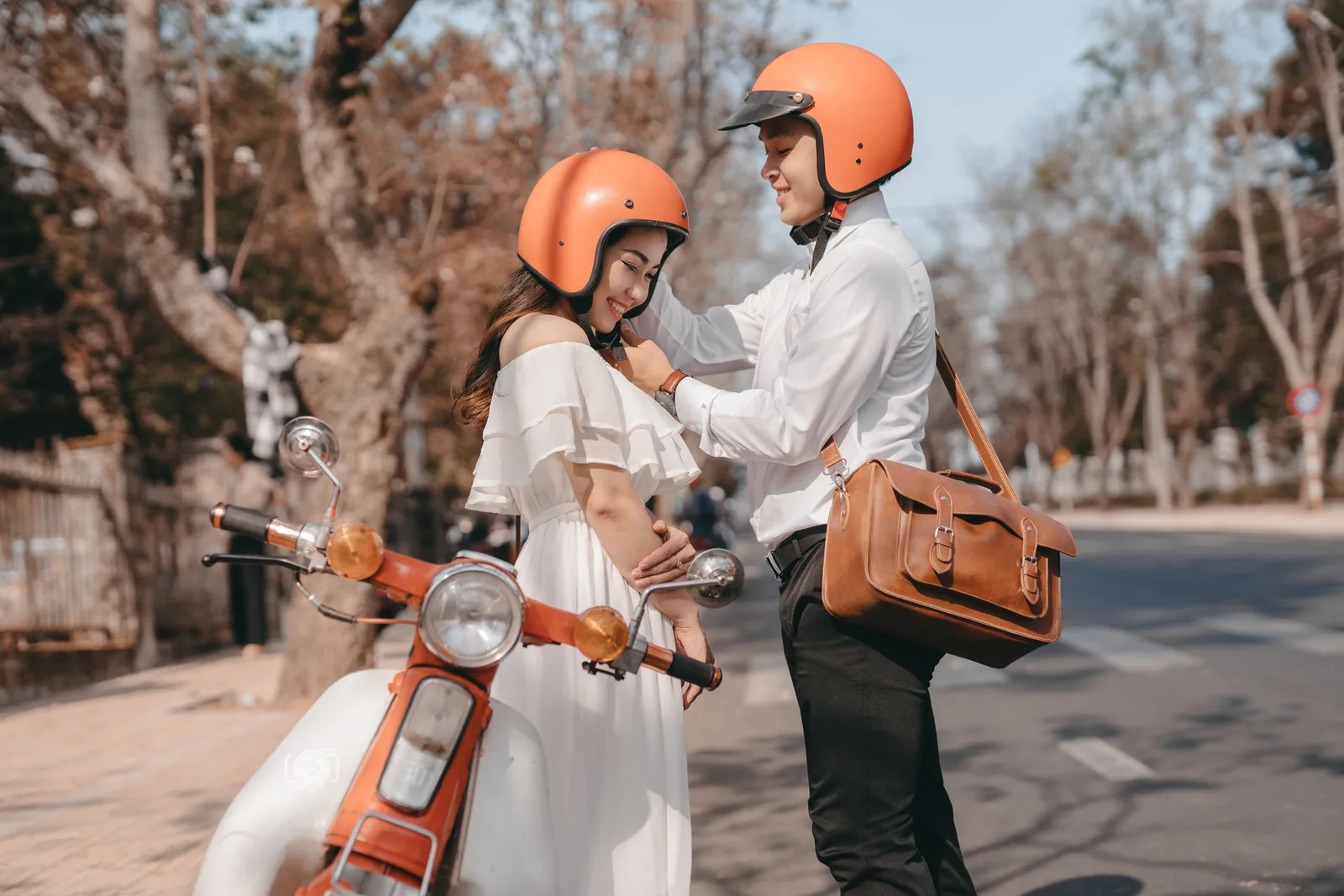 Cặp đôi châu Á tham quan cảnh đẹp Đà Lạt