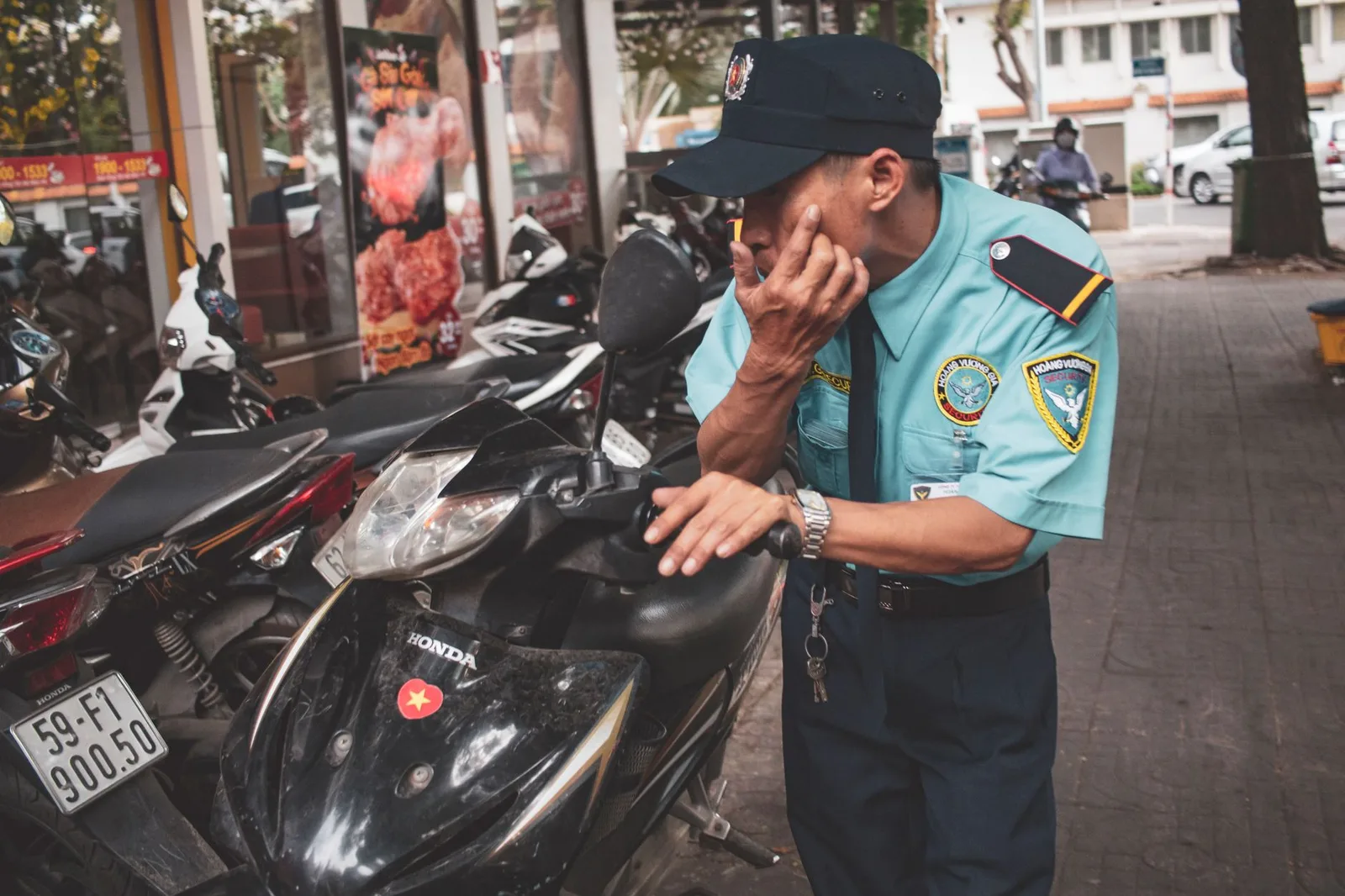 Du khách châu Á kiểm tra xe máy trước khi khởi hành