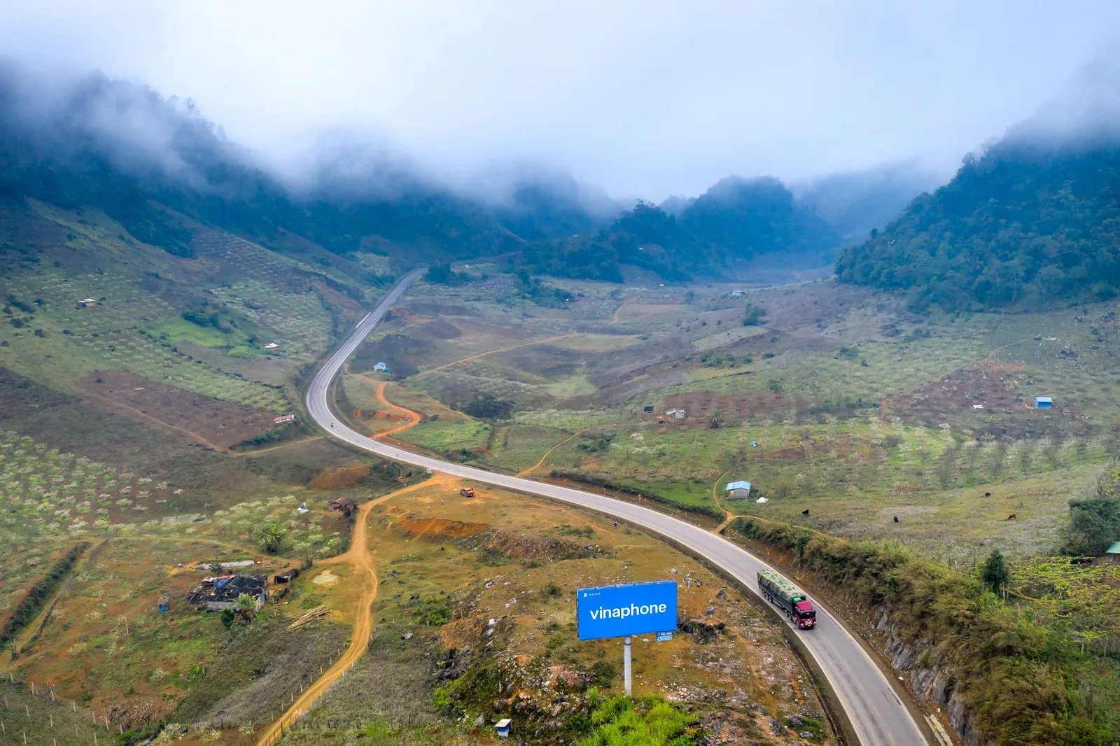 Người đi xe máy trên đường núi phủ sương