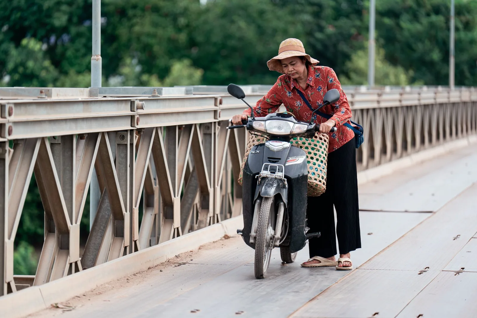 Người đi xe máy dắt xe thủng lốp vào vị trí an toàn