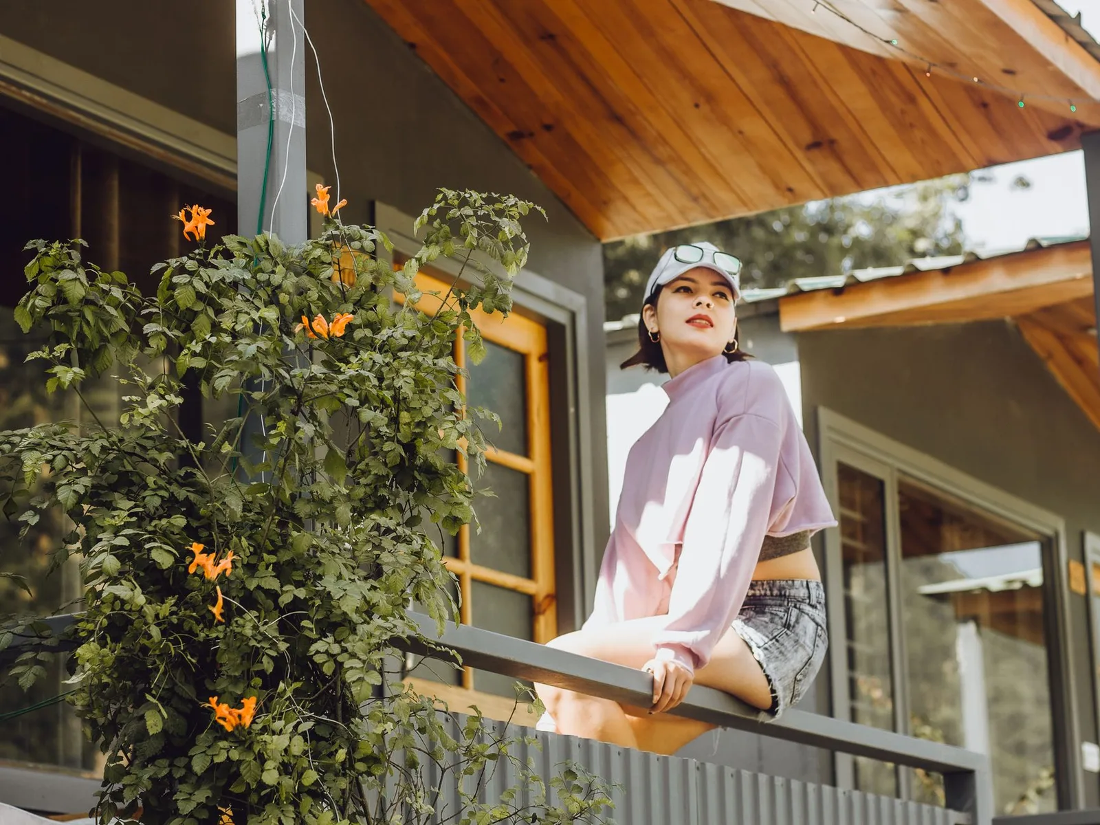 Phòng homestay riêng tư có ban công nhìn ra vườn