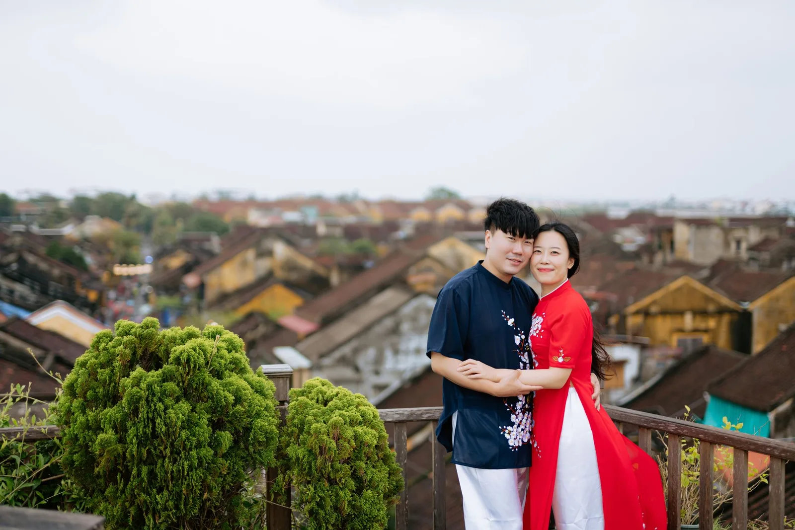 Cặp đôi trẻ vui vẻ với chuyến du lịch tiết kiệm