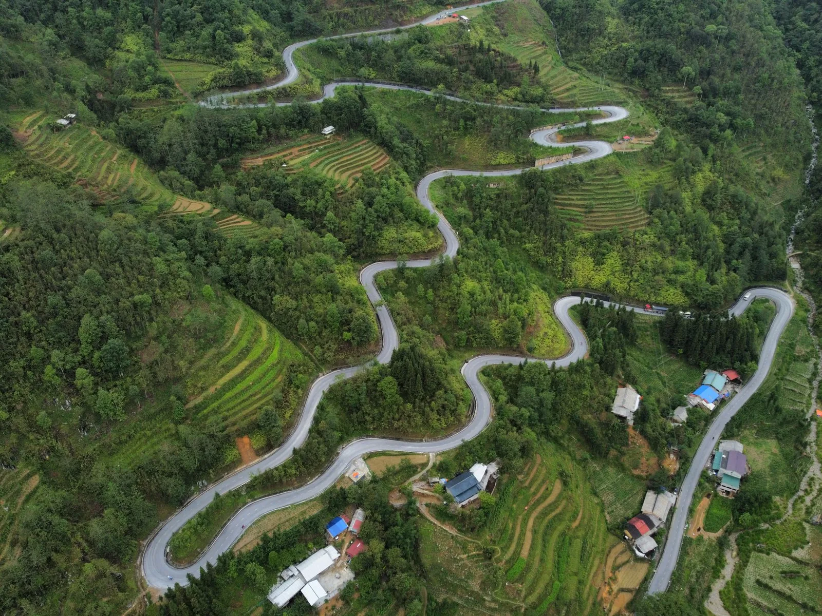 Cung đường đèo uốn lượn quanh ruộng bậc thang