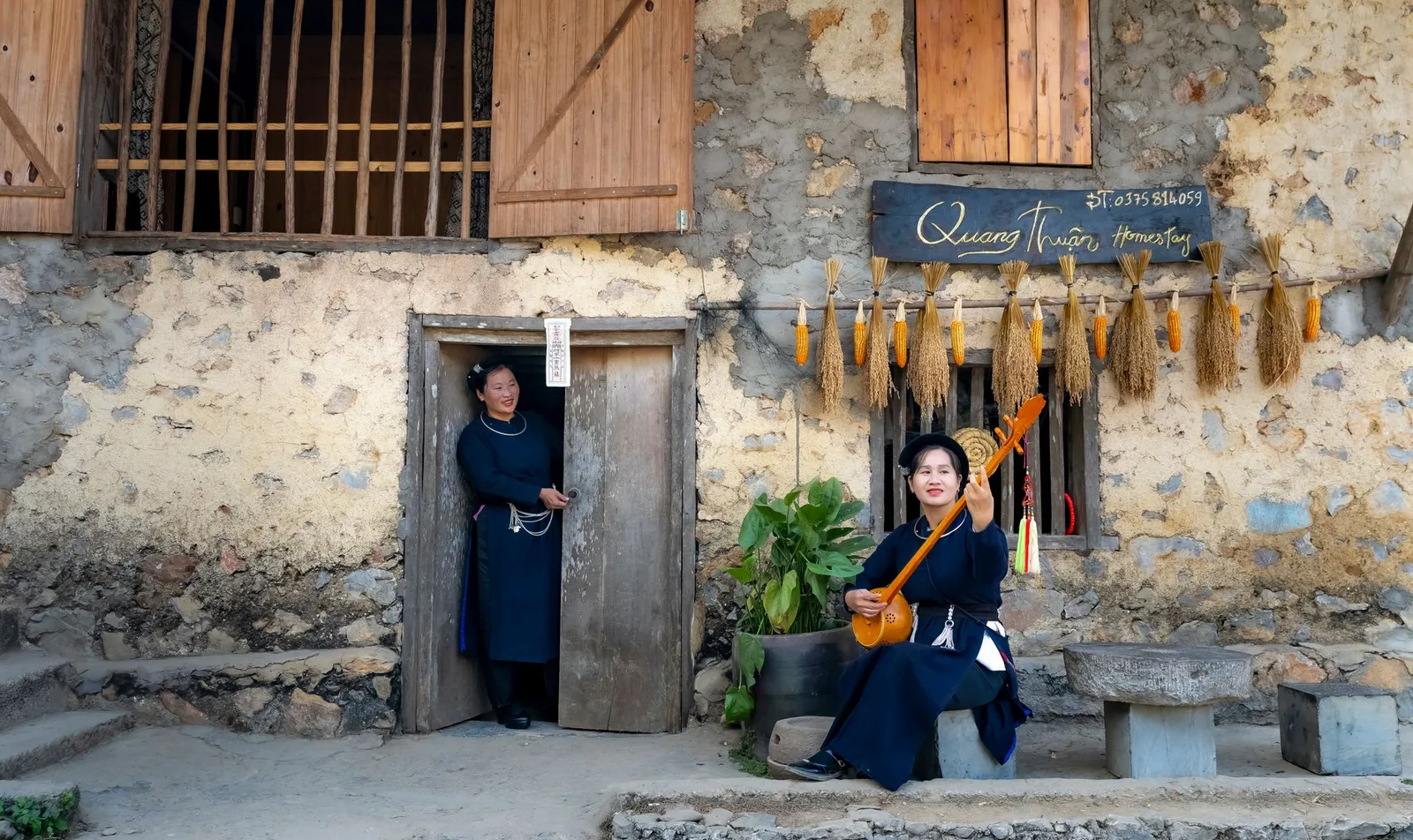 Du khách nghỉ đêm tại homestay vùng núi