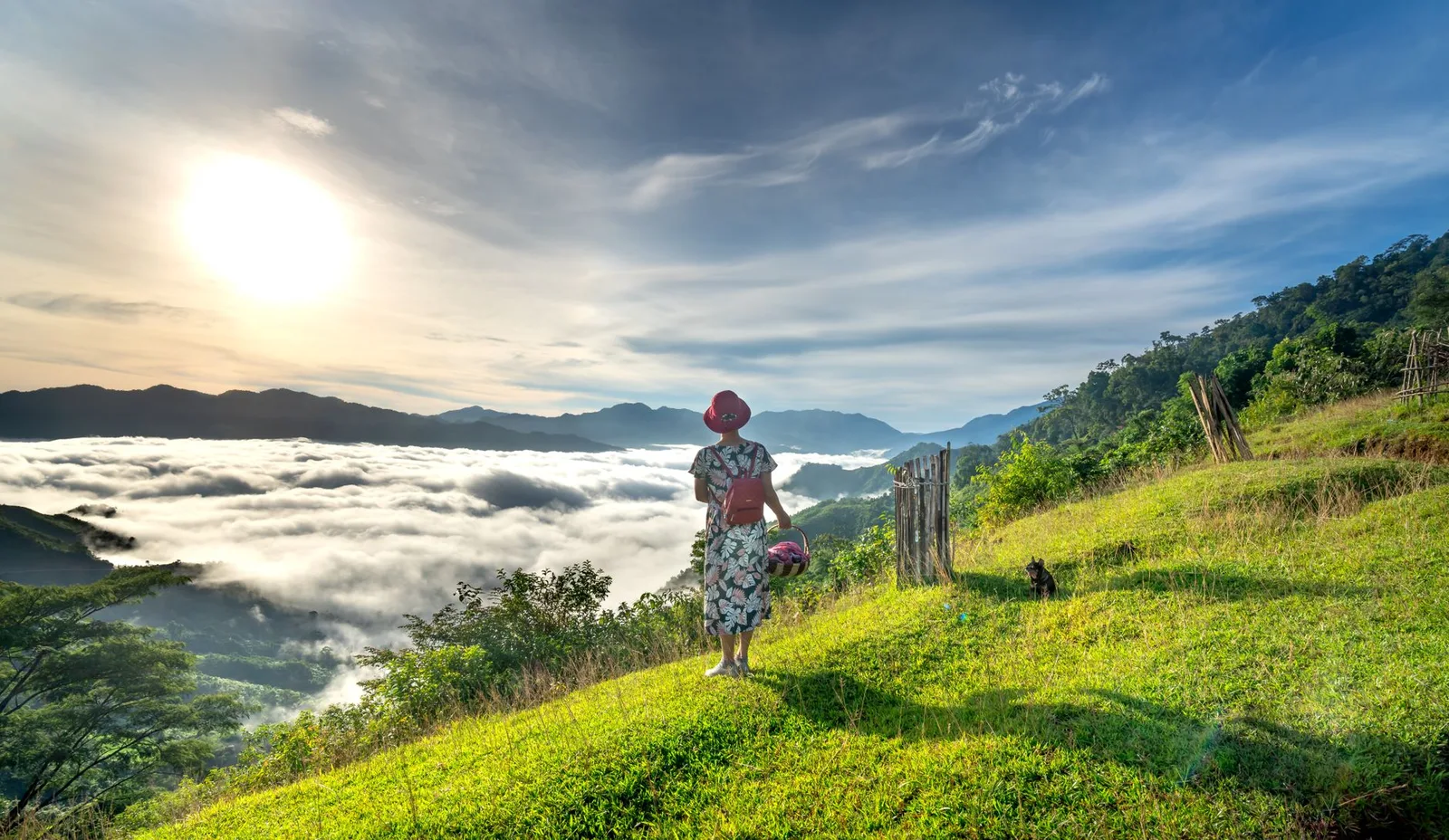 Du khách châu Á ngắm bình minh trên núi mây