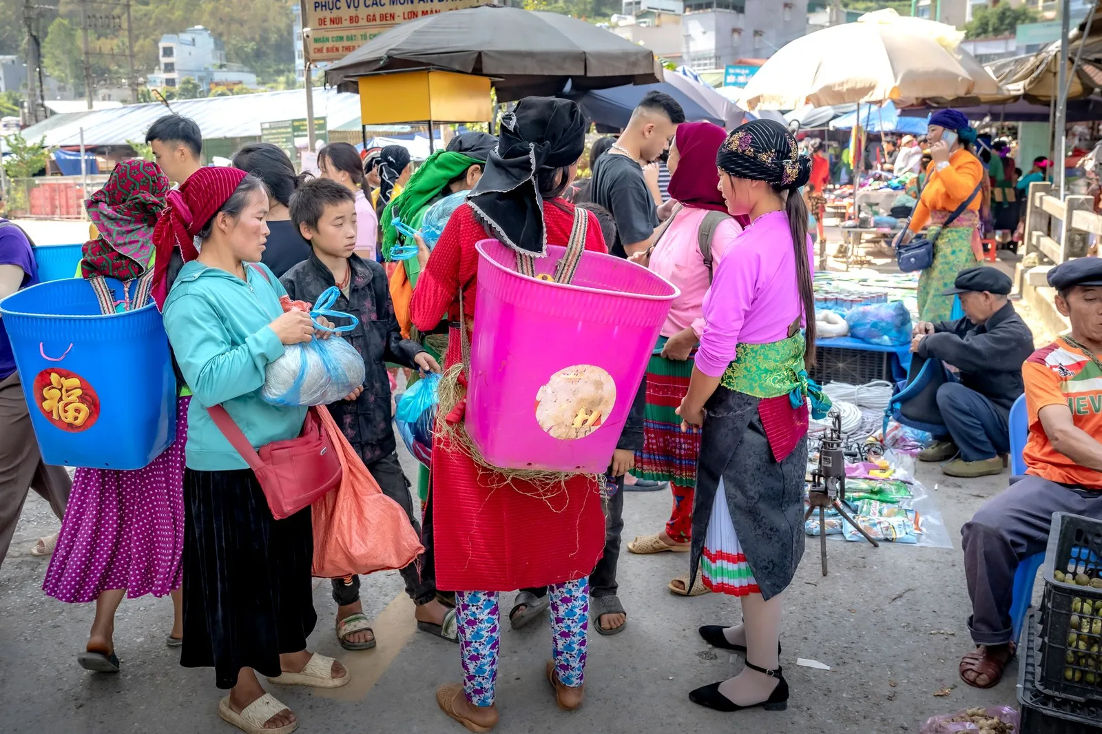 Khung cảnh chợ phiên vùng cao buổi sáng đông người