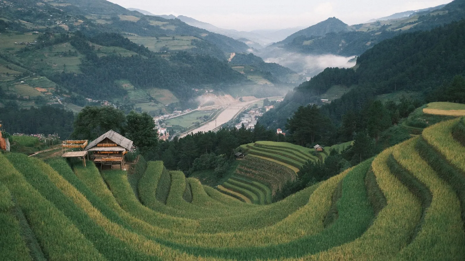 Ban công homestay nhìn ra ruộng bậc thang và núi