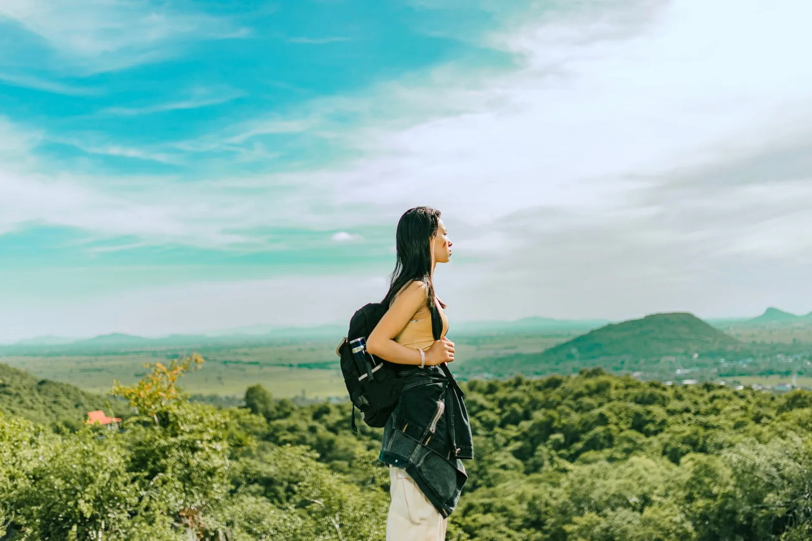Du khách châu Á đeo ba lô ngắm cảnh từ điểm cao