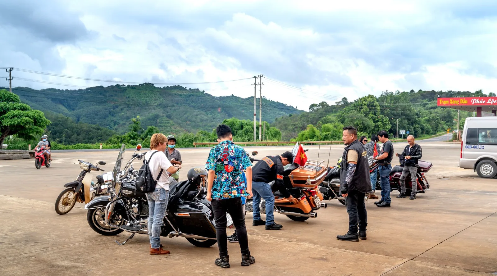 Người lái xe máy vượt đường đèo đá ở Hà Giang