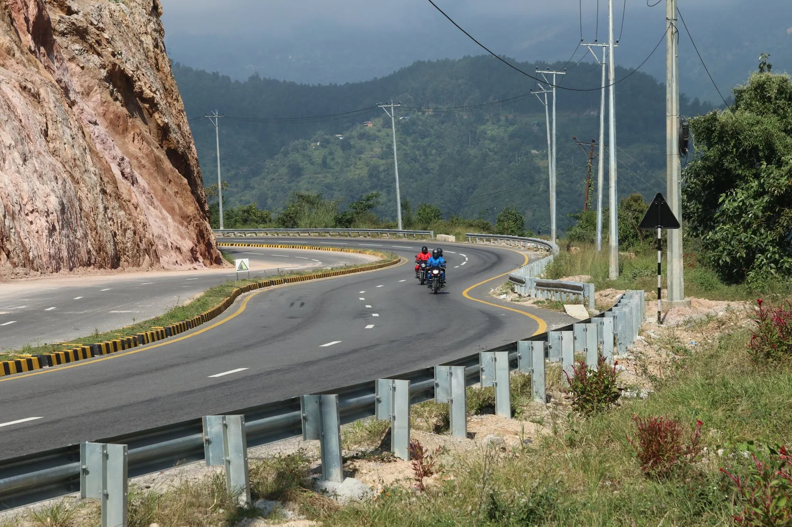 Người lái xe máy trên đèo núi Hà Giang