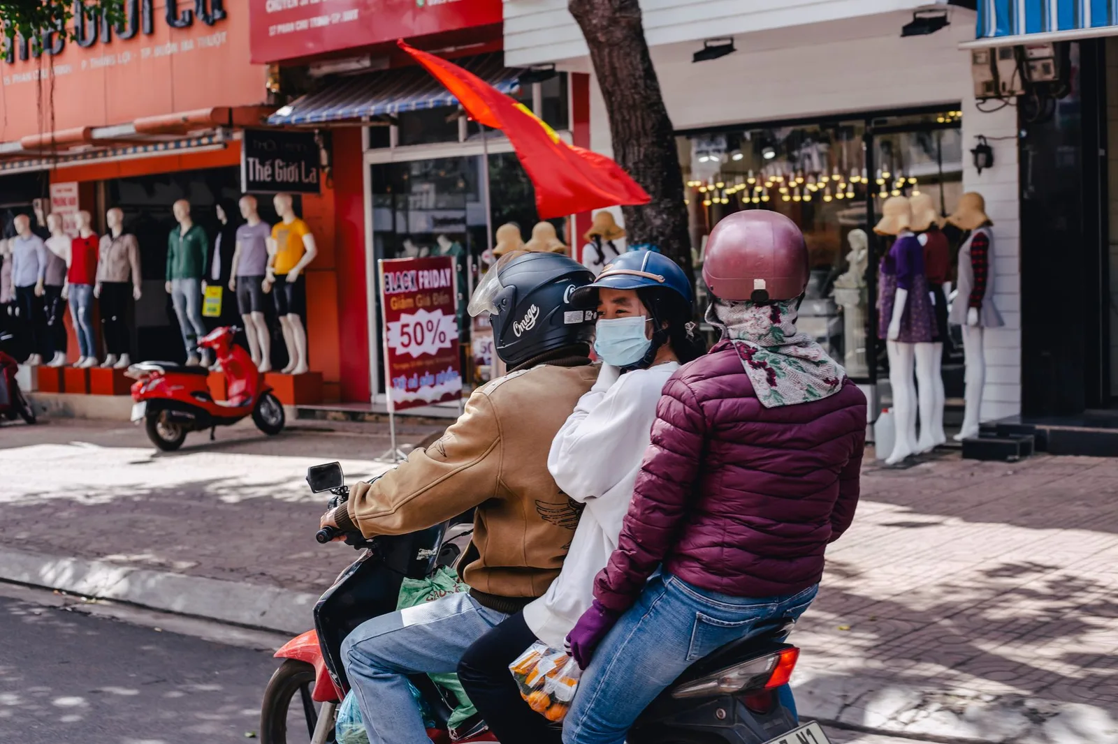 Người lái xe máy chinh phục đèo núi ở Hà Giang