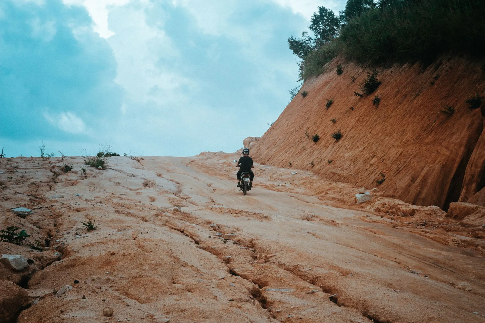 Người chạy xe máy chinh phục con đèo vùng cao Hà Giang