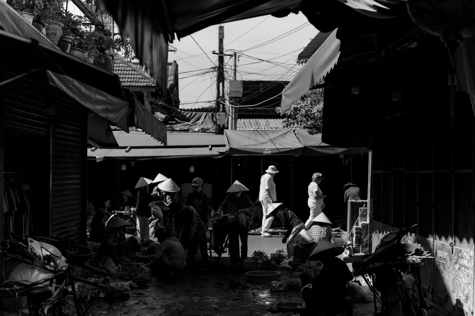 Phố cổ Đồng Văn với dãy nhà đá và phiên chợ buổi tối