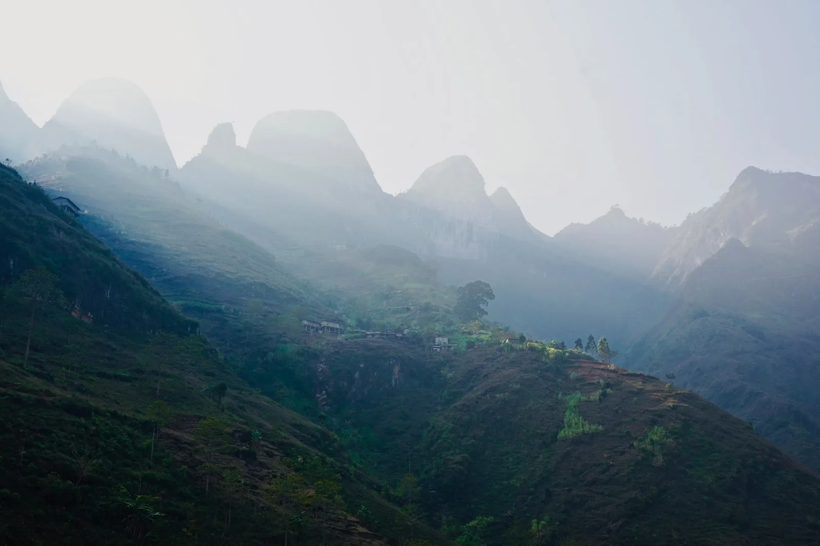 Toàn cảnh núi non Hà Giang nhìn từ đèo Mã Pí Lèng