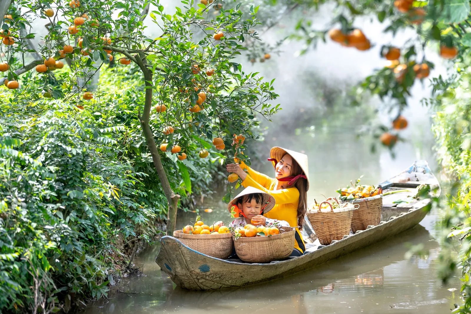 Gia đình thư giãn trên thuyền dạo sông nhẹ nhàng