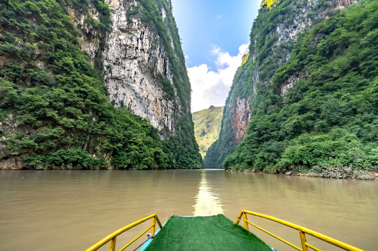 Dòng sông trong veo nhìn thấy đáy giữa hẻm núi đá vôi