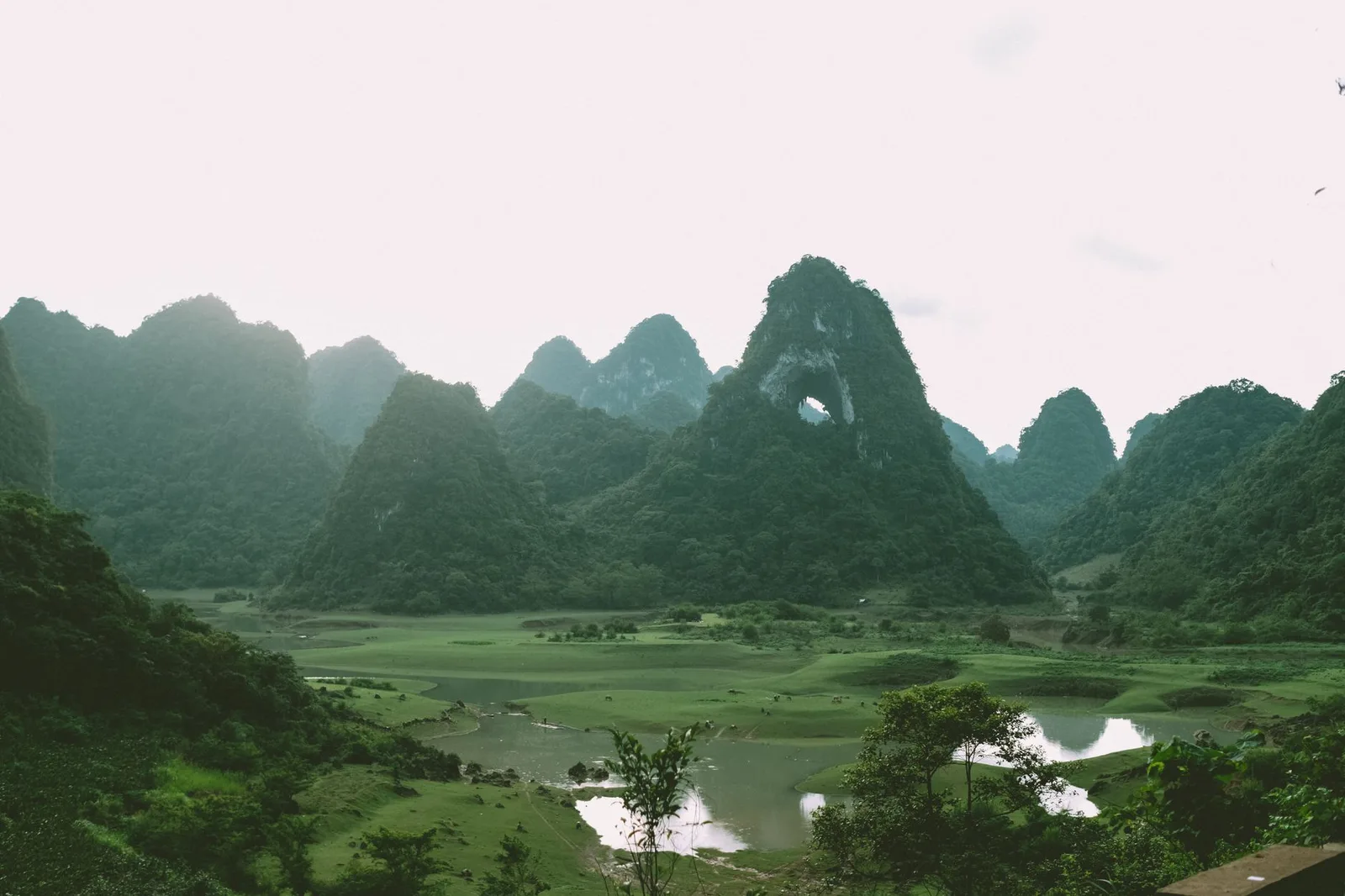 Toàn cảnh núi đôi và thung lũng Quản Bạ nhìn từ cổng trời