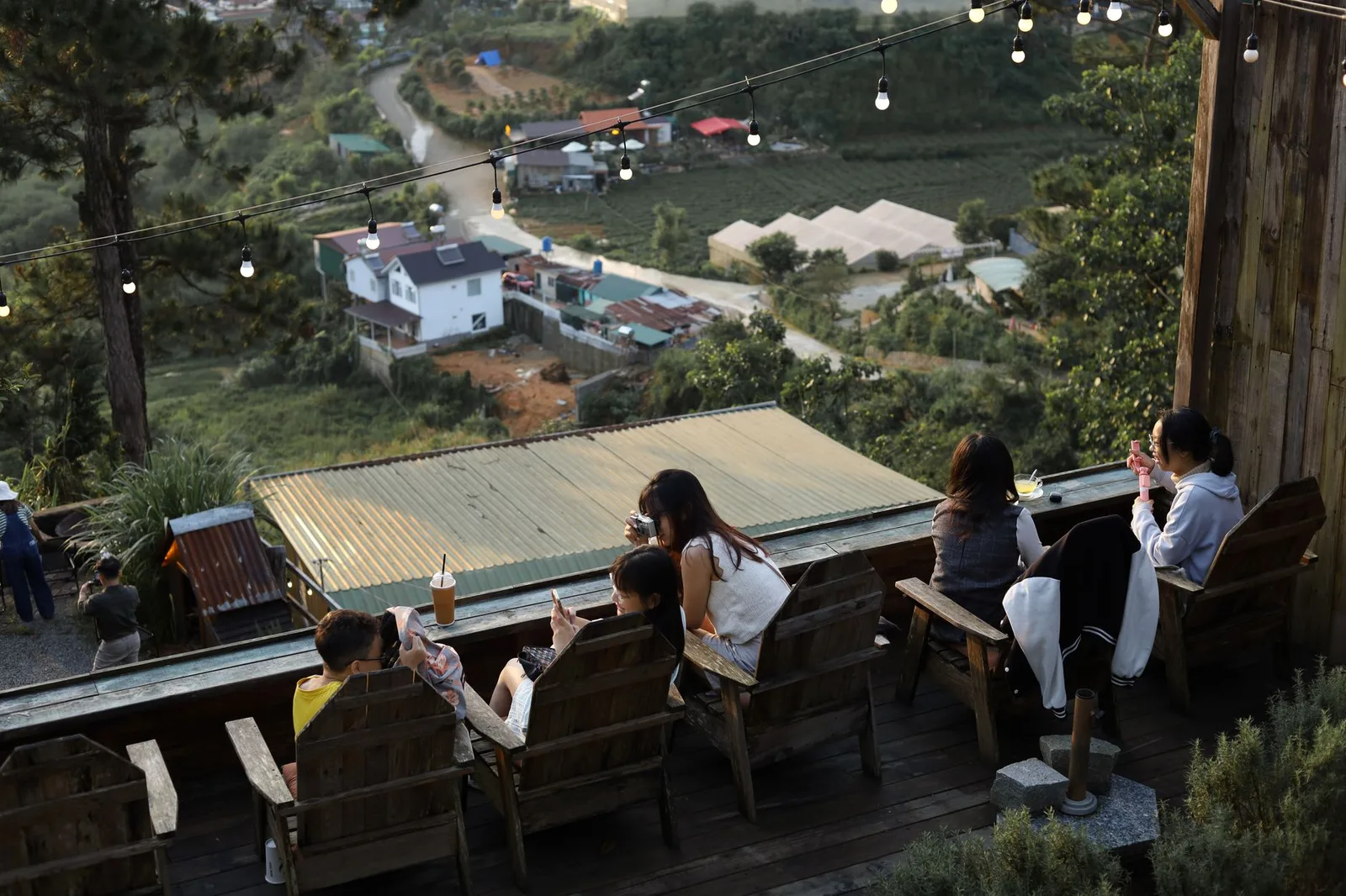 Nhóm bạn châu Á quây quần ở homestay view núi
