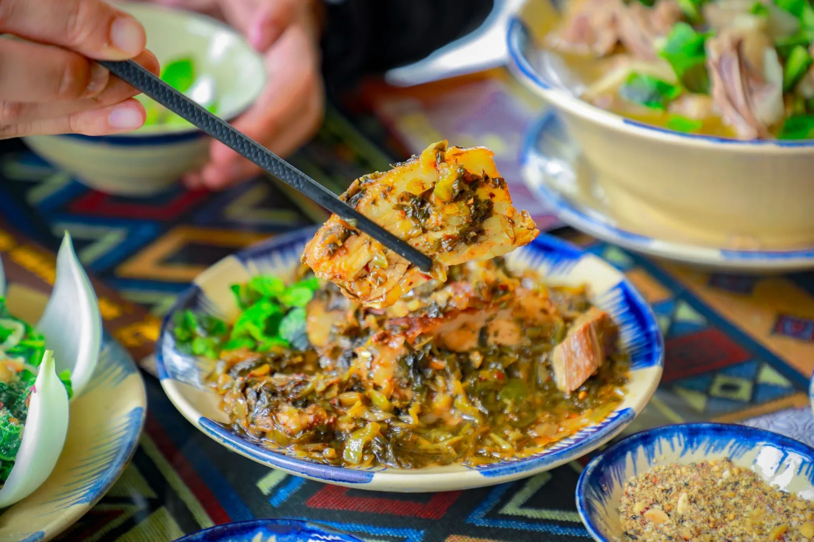 Bữa cơm tối ấm cúng tại homestay vùng cao